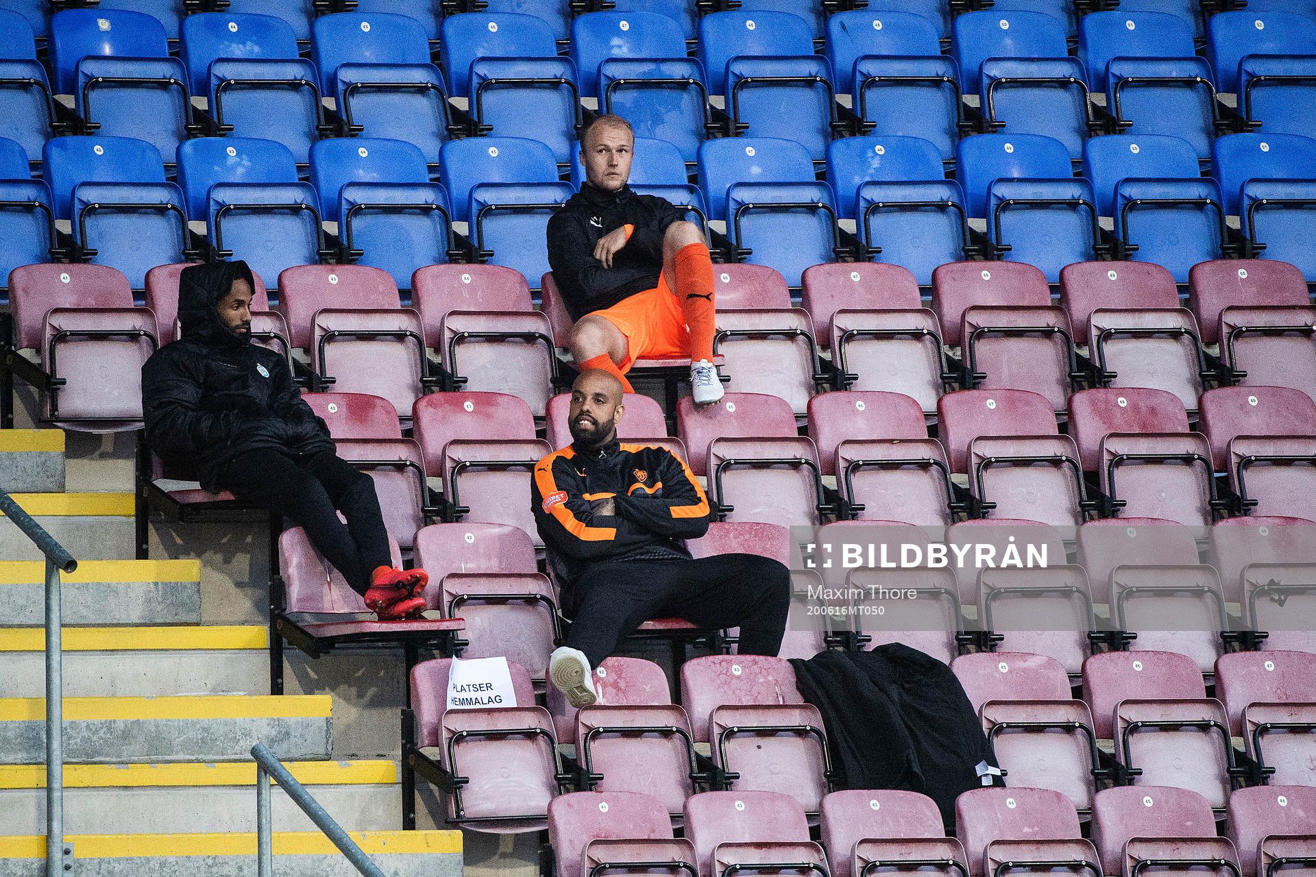 AFC Eskilstunas målvakt Joshua Wicks på bänken