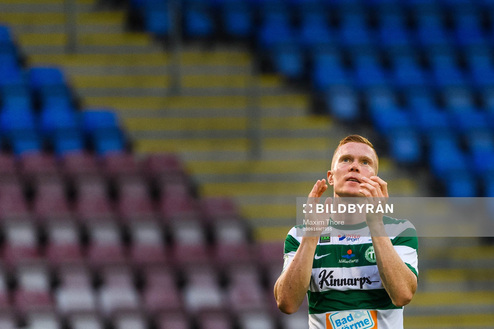 Västerås David Engström tackar publiken på balkongerna efter fotbollsmatchen i Superettan mellan AFC Eskilstuna och Västerås SK den 16 juni 2020 i Eskilstuna.