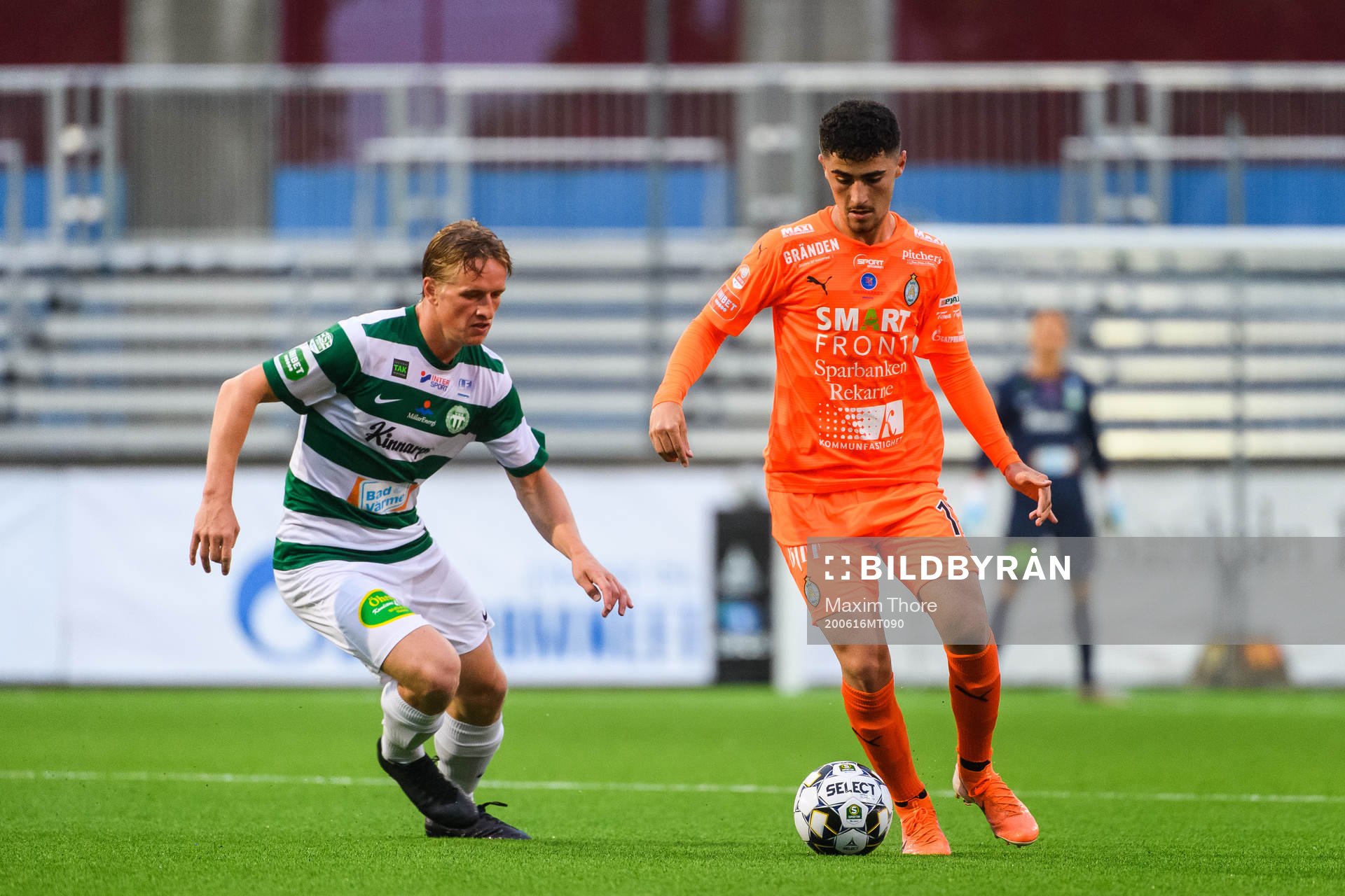 Västerås Douglas Karlberg och AFC Eskilstunas Ismet