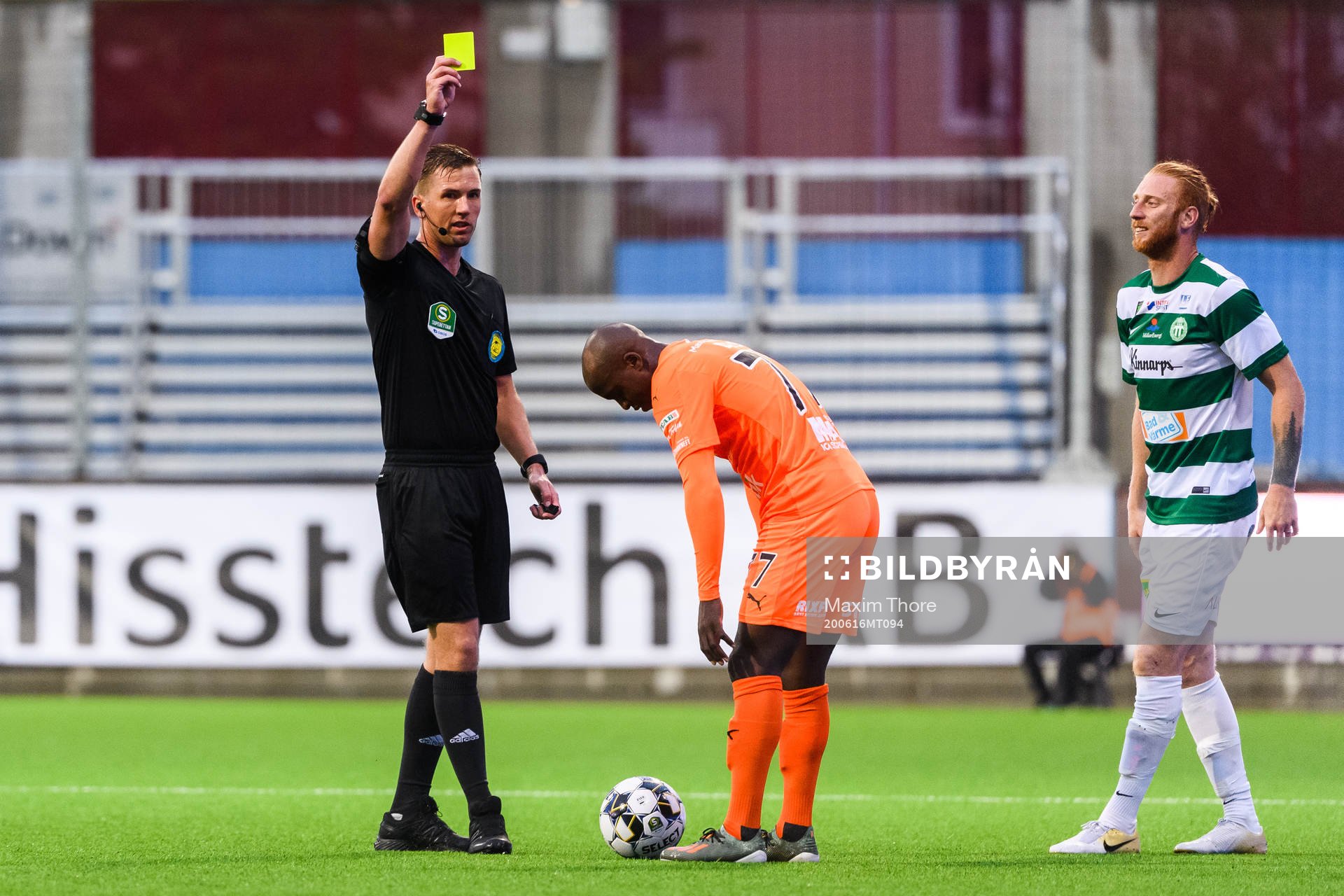 Domare Fredrik Hansson tilldelar en varning till AFC Eskilstunas Lesly de Sae efter en situation med Västerås Calle Svensson under fotbollsmatchen i Superettan mellan AFC Eskilstuna och Västerås SK den 16 juni 2020 i Eskilstuna.