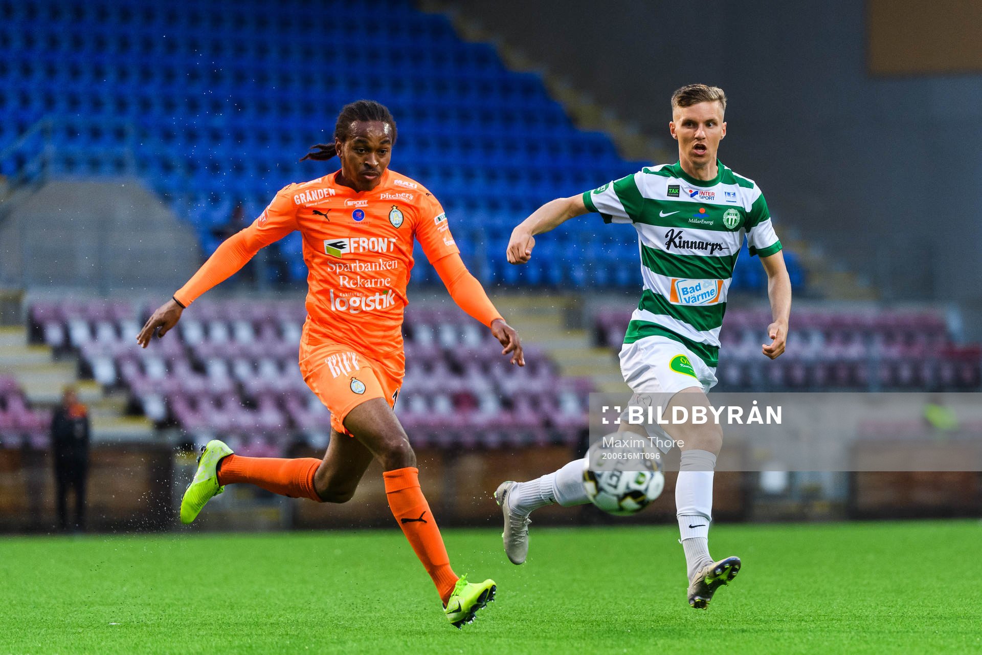 AFC Eskilstunas Francis Jno-Baptiste och Västerås Samuel Holm under fotbollsmatchen i Superettan mellan AFC Eskilstuna och Västerås SK den 16 juni 2020 i Eskilstuna.