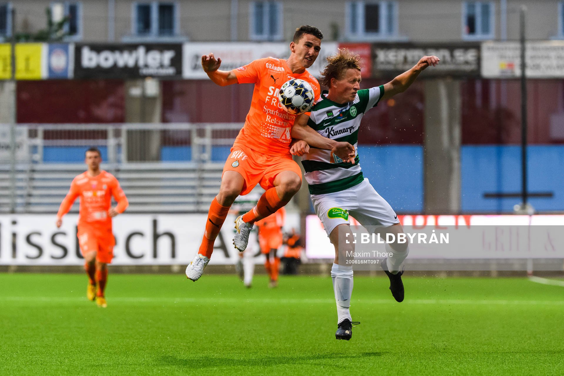 AFC Eskilstunas Adnan Kojic och Västerås Douglas Karlberg