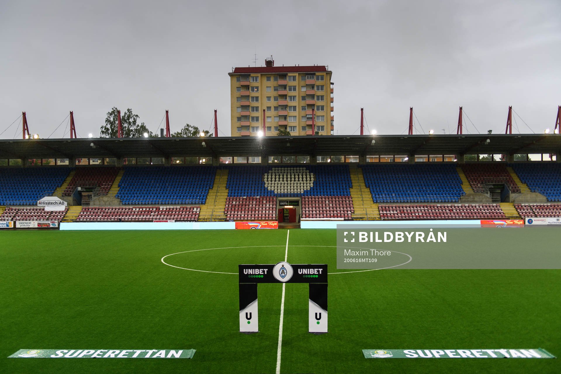Vy över Tunavallen med Unibet och Superettan-loggor
