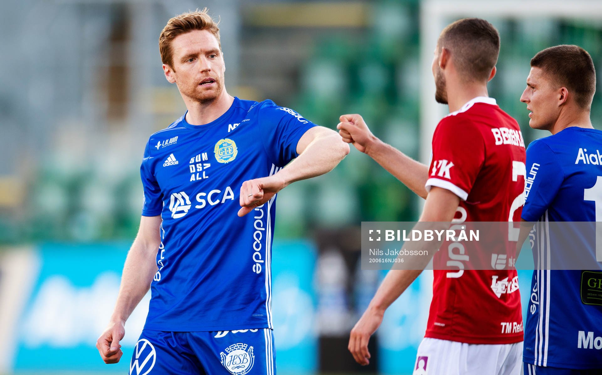 Sundsvalls David Myrestam och Umeås Jakob Bergman tackar