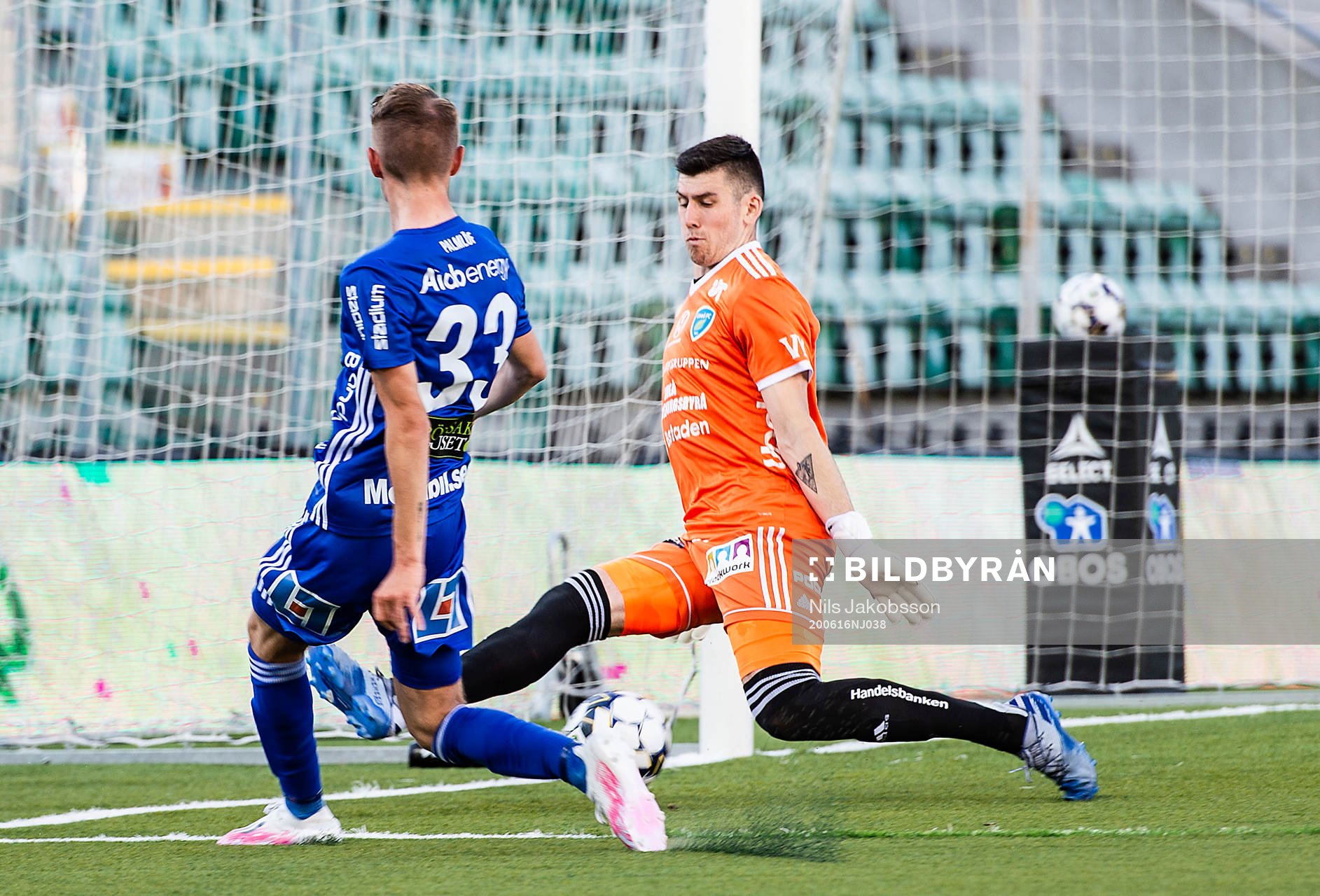 Sundsvalls Albin Palmlöf gör 1-1 bakom Umeås målvakt Cameron Hogg under fotbollsmatchen i Superettan  mellan GIF Sundsvall och Umeå FC den 16 juni 2020 i Sundsvall.
