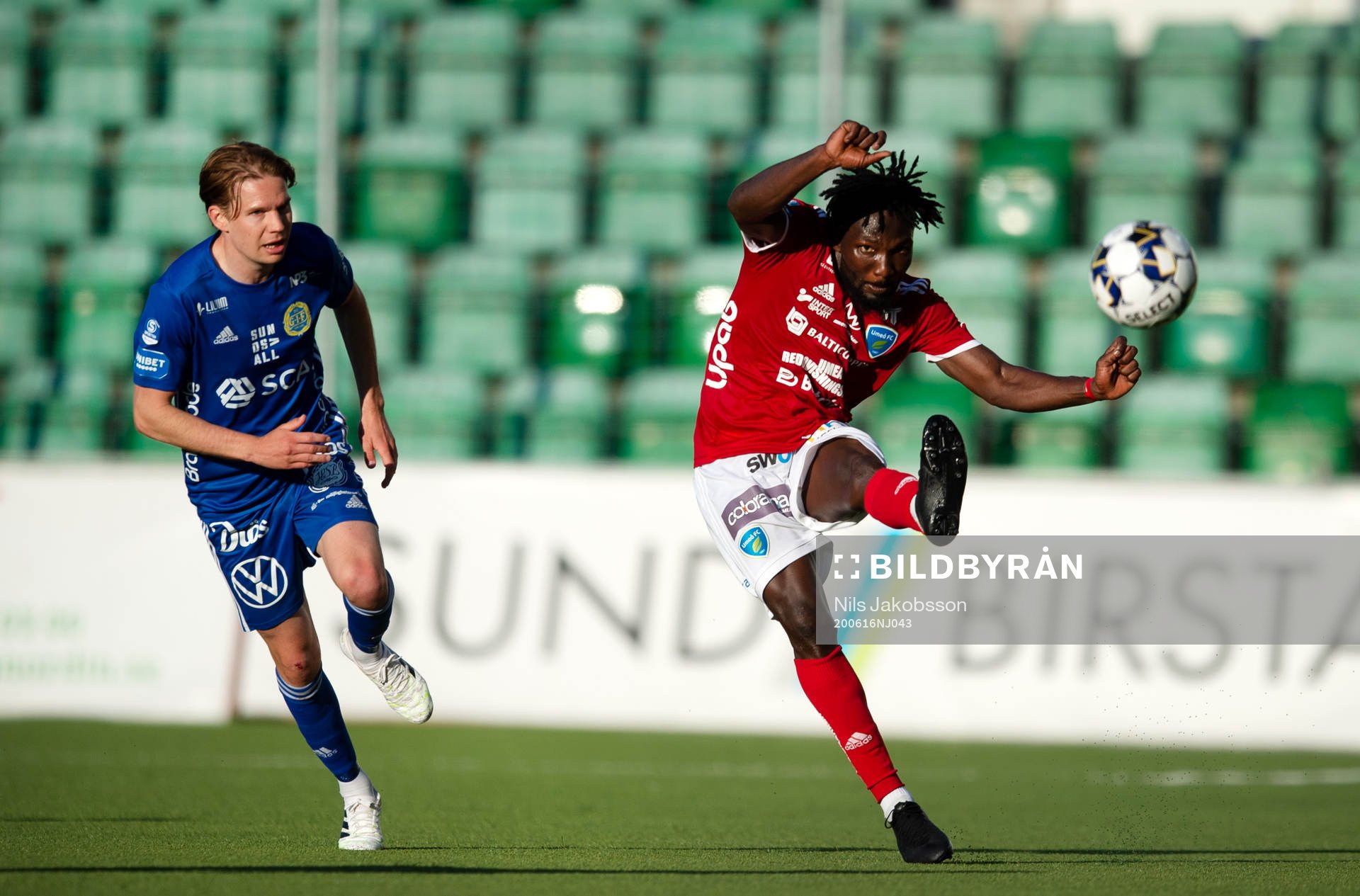 Sundsvalls Johan Blomberg och Umeås Emmanuel Yeboah
