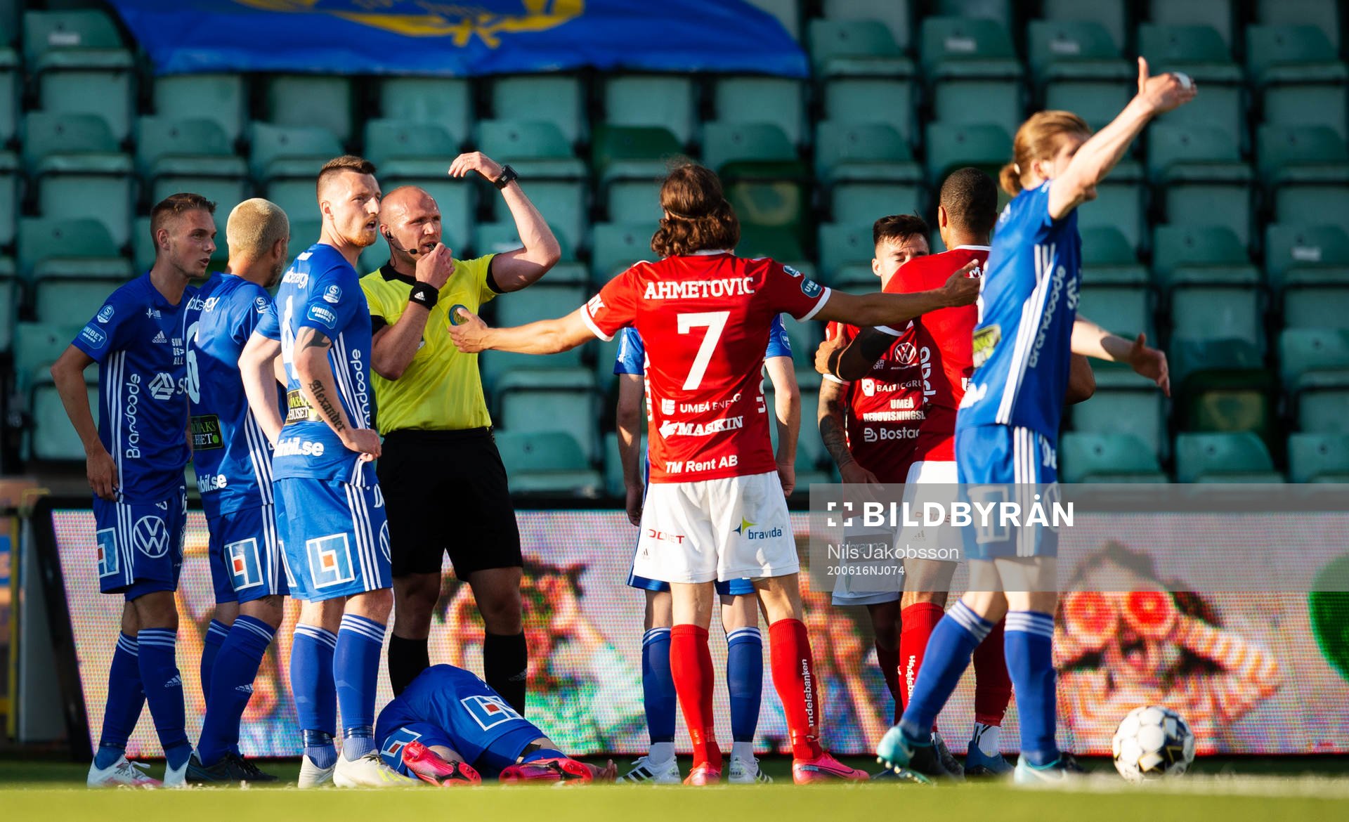 Domare Patrik Eriksson tillkallar sjukvårdare när