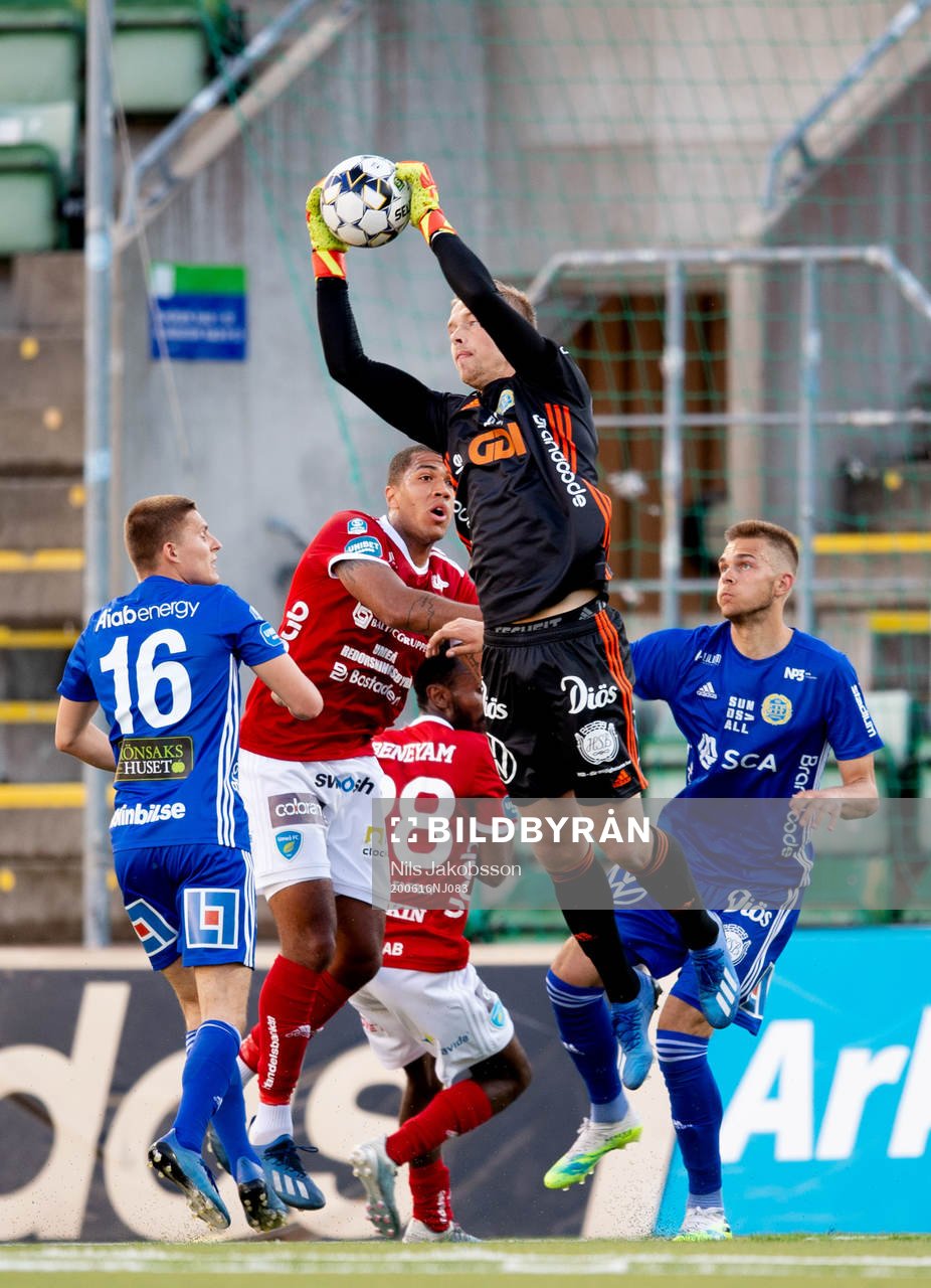 Sundsvalls målvakt Andreas Andersson, Johan Andersson, Anton Eriksson och Umeås Timothy McNeil under fotbollsmatchen i Superettan mellan GIF Sundsvall och Umeå FC den 16 juni 2020 i Sundsvall.