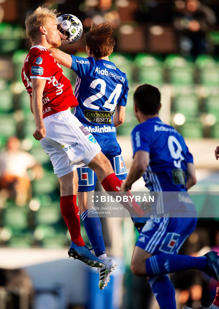 Umeås Jens Stigedahl får en armbåge på halsen av