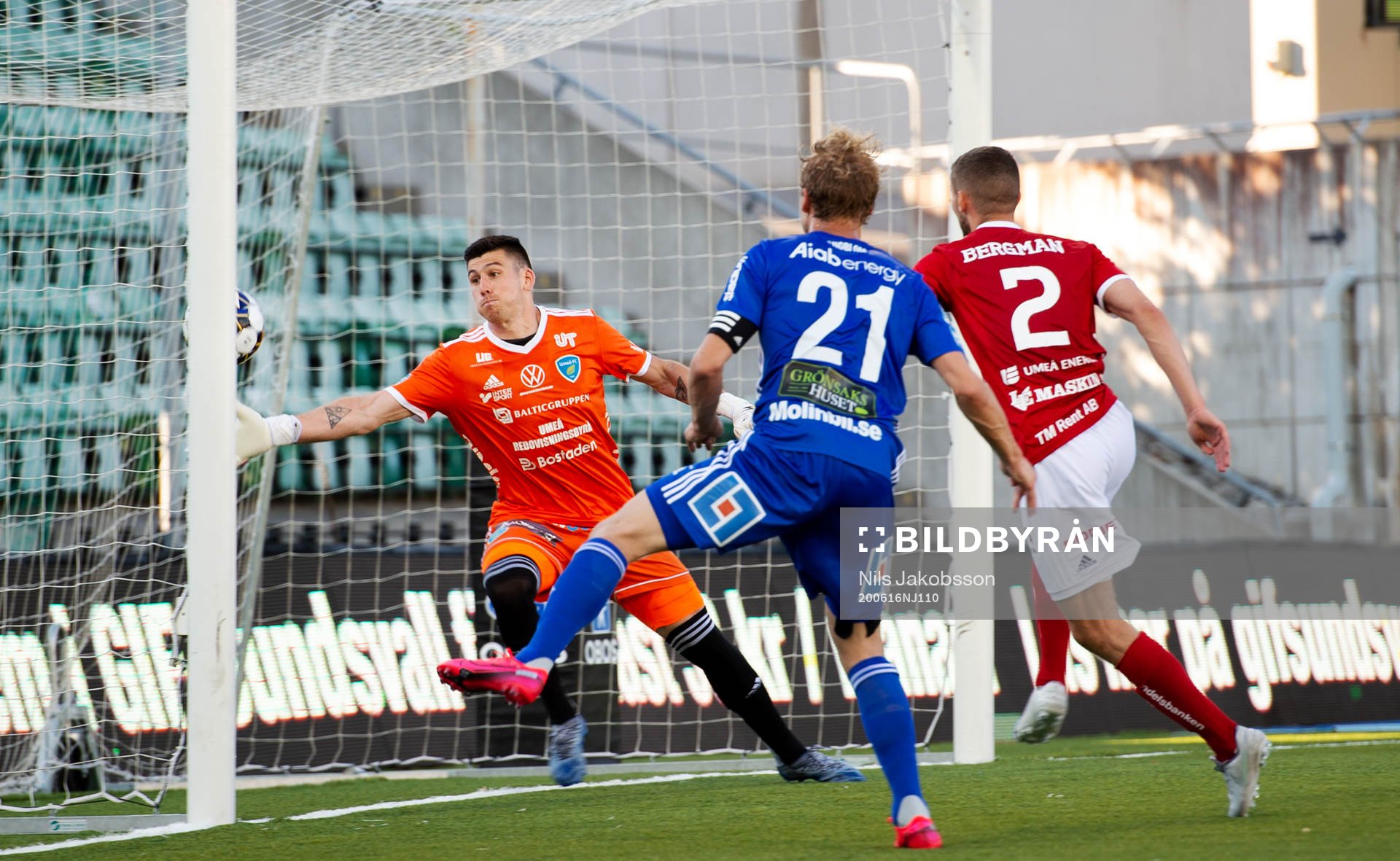 Sundsvalls Pontus Engblom nickar in 2-1 bakom Umeås målvakt Cameron Hogg under fotbollsmatchen i Superettan mellan GIF Sundsvall och Umeå FC den 16 juni 2020 i Sundsvall.