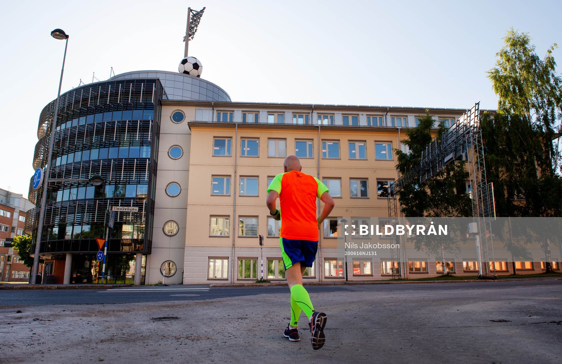 En joggare utanför NP3 arena innan fotbollsmatchen i