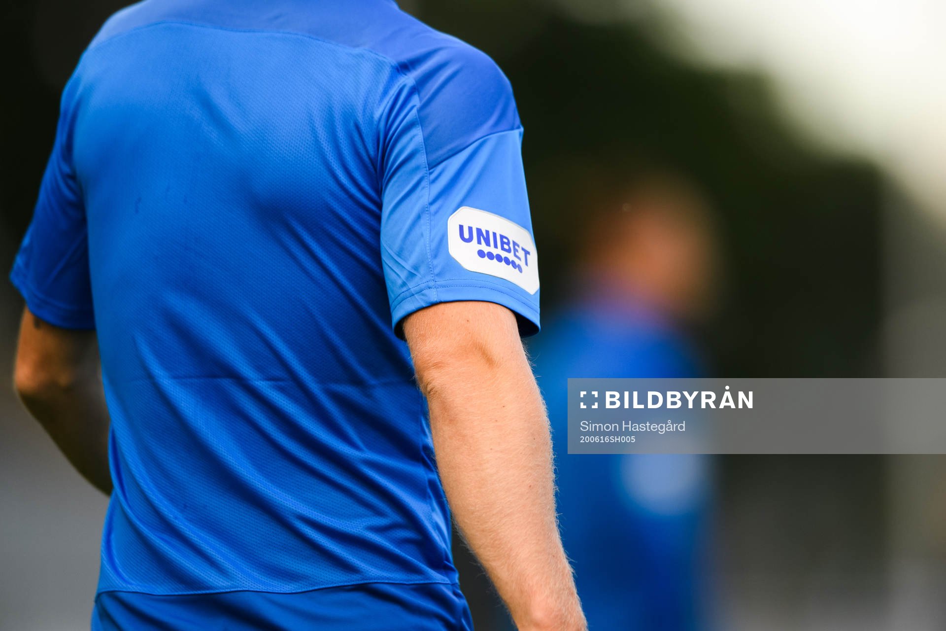 Reklam för Unibet på en tröja inför fotbollsmatchen i Superettan  mellan Akropolis och Dalkurd den 16 juni 2020 i Stockholm.
