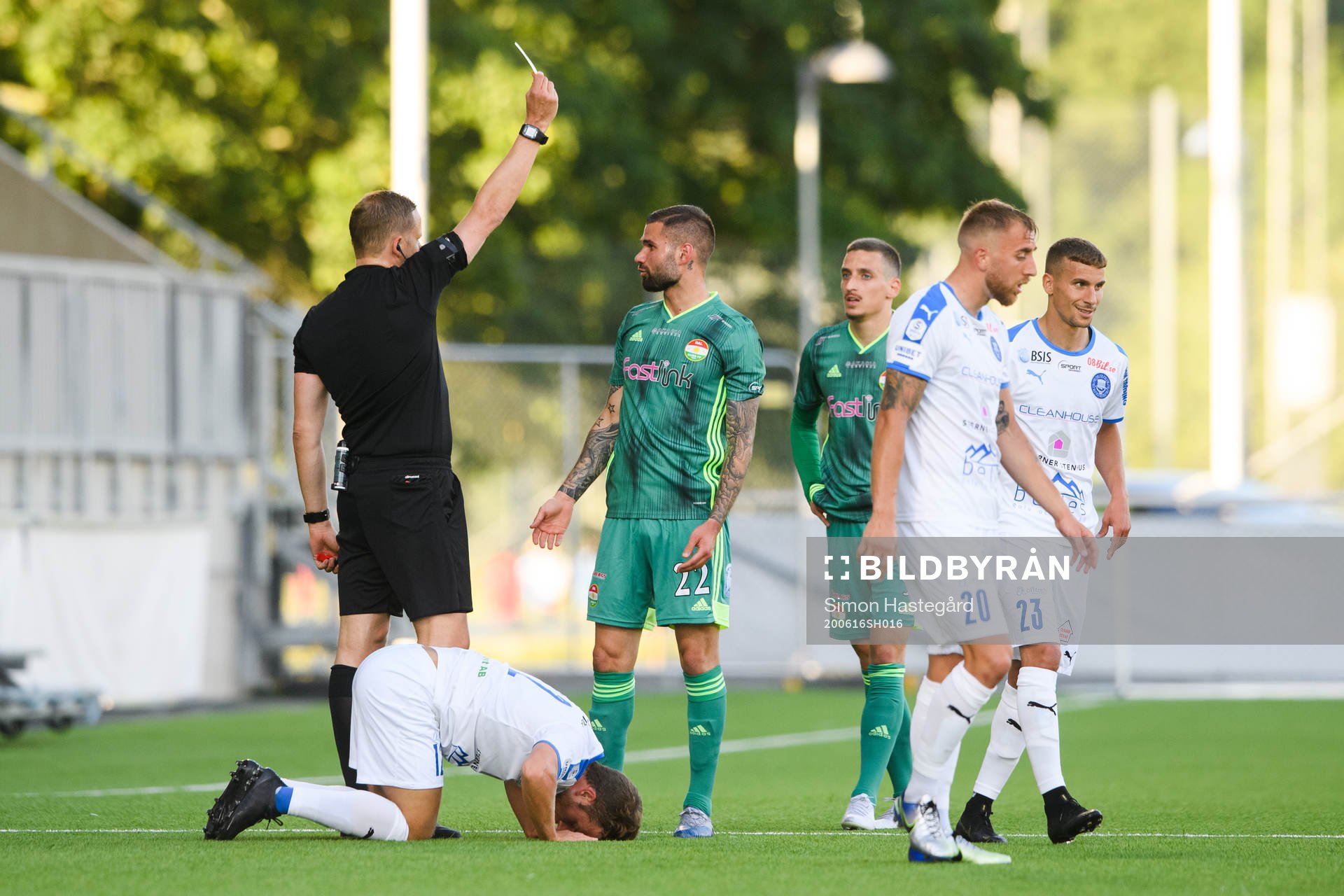 Dalkurds Oscar Danielsson får en varning