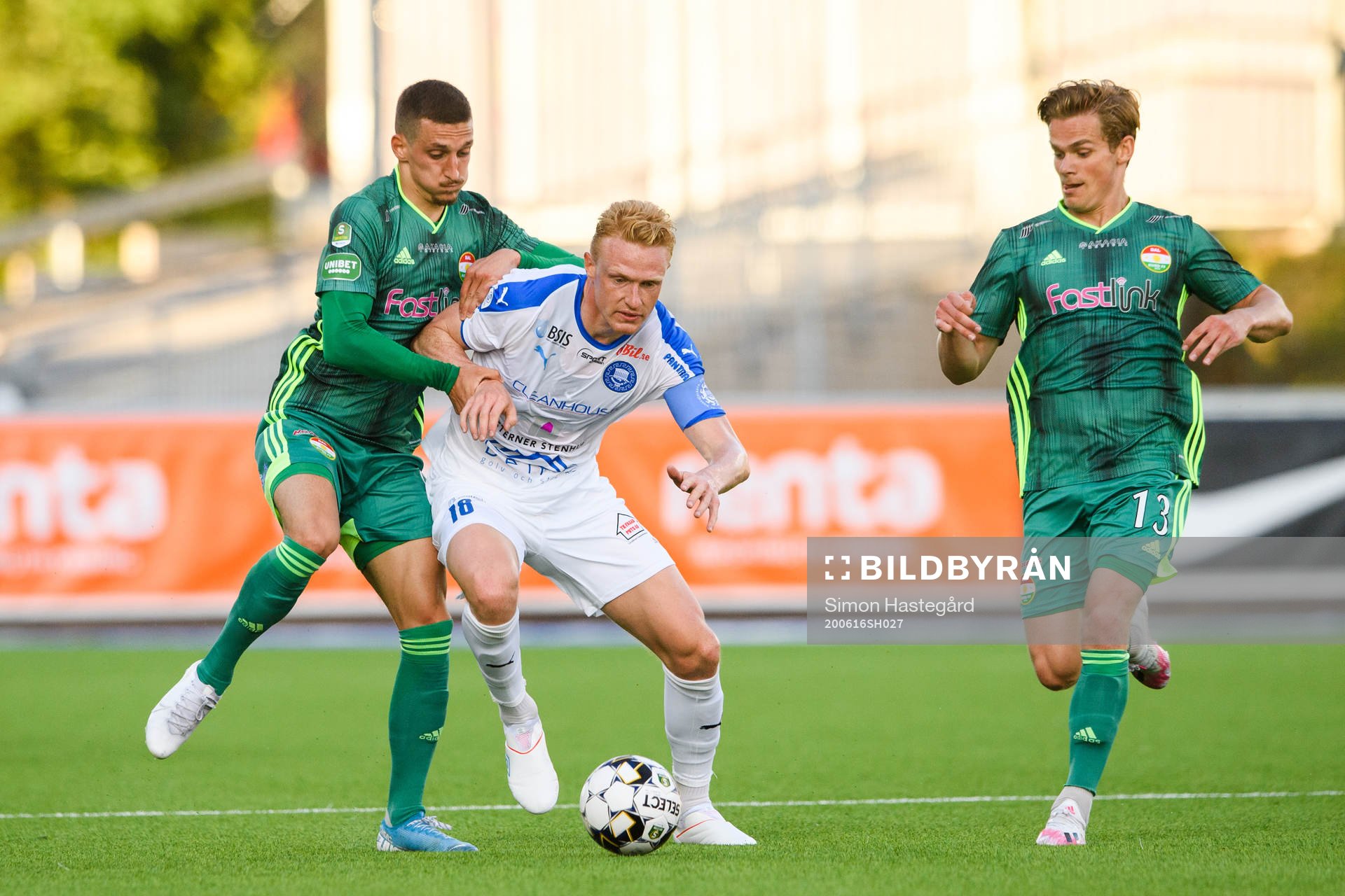Dalkurds Arian Kabashi och Hampus Finndell i en kamp mot