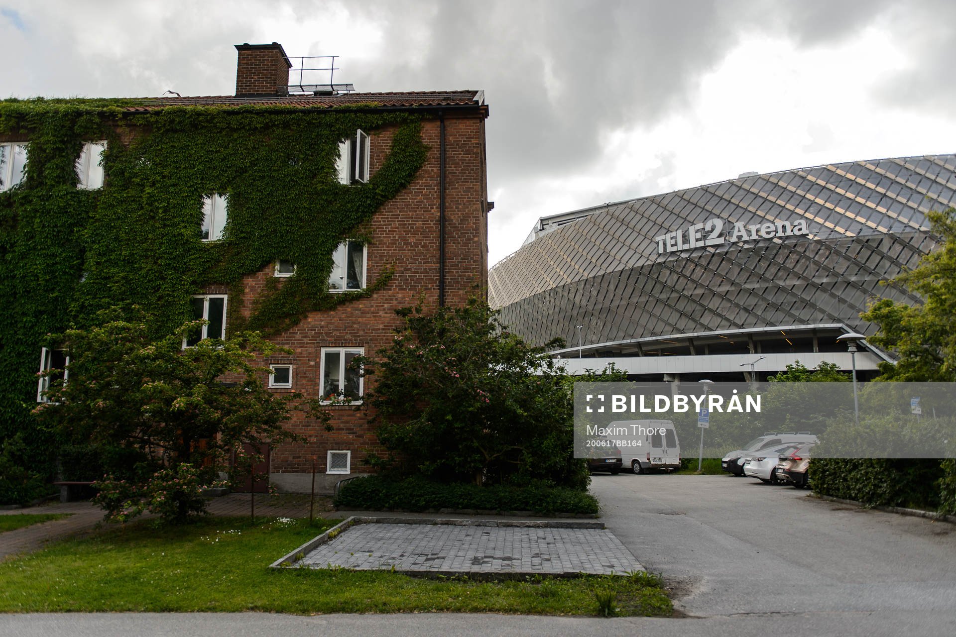 Vy över ett bostadshus och Tele2 Arena
