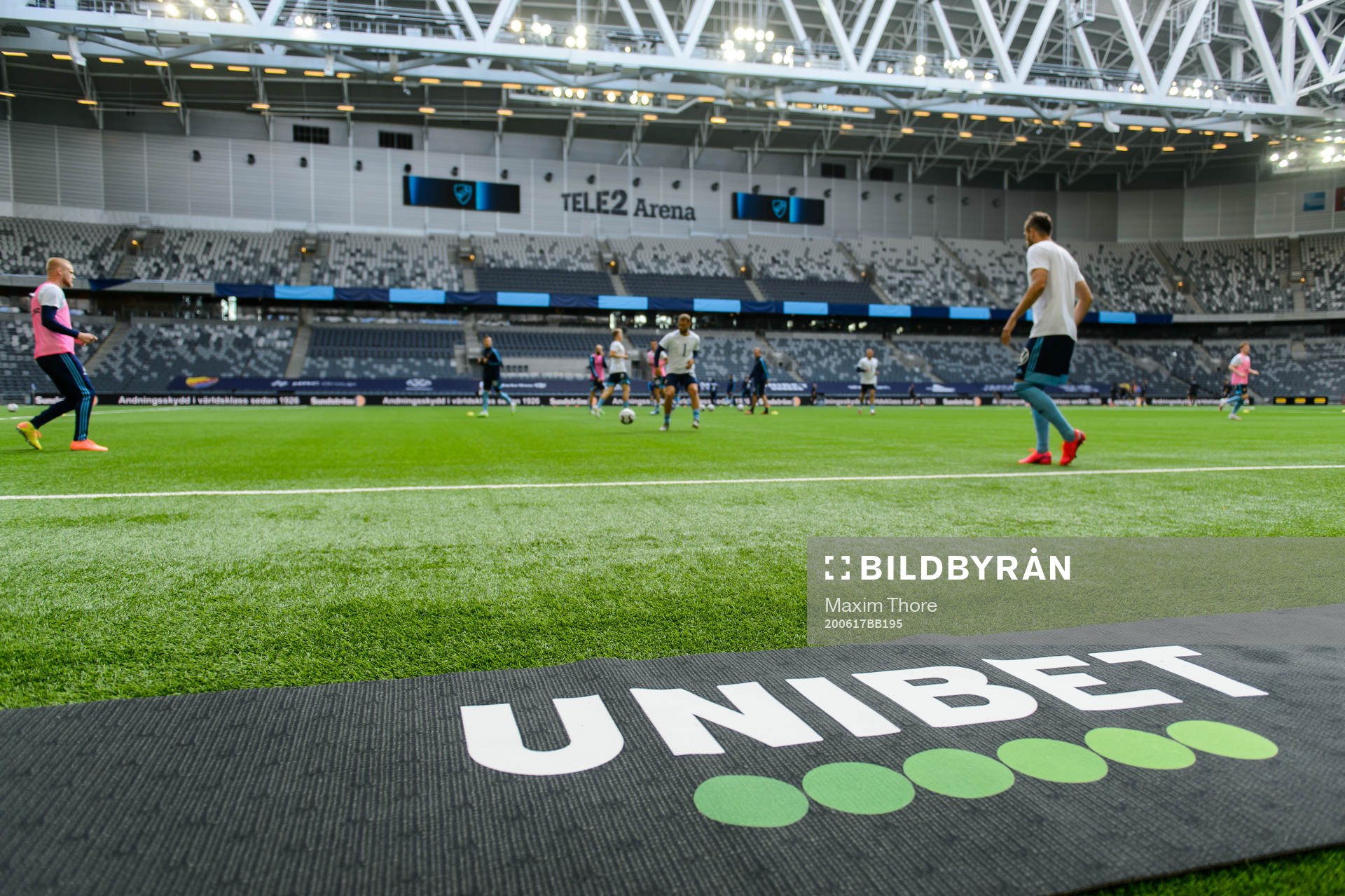 Djurgårdens spelare värmer upp framför en Unibet-logga
