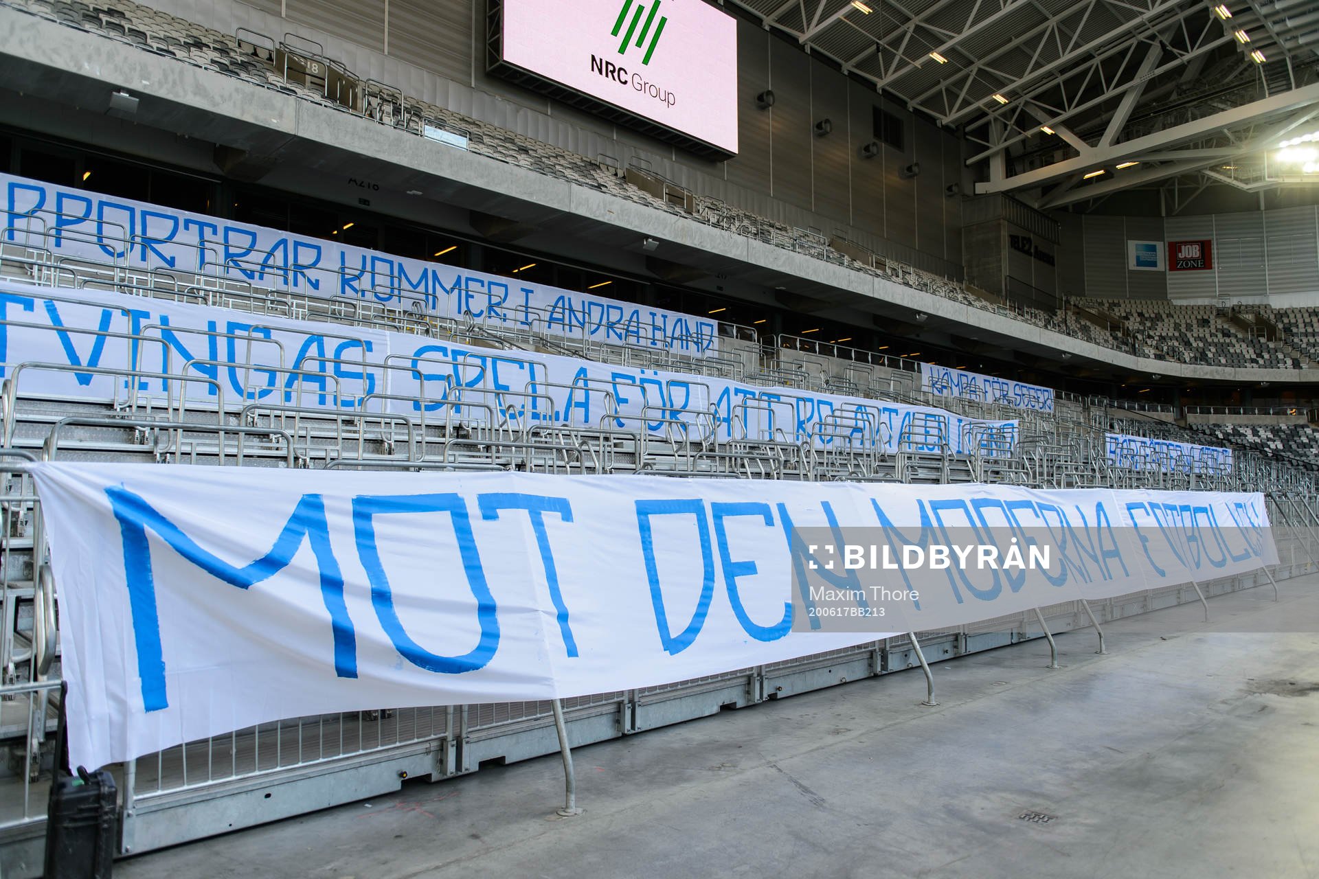 Banderoller från Djurgårdens supportrar där klacken