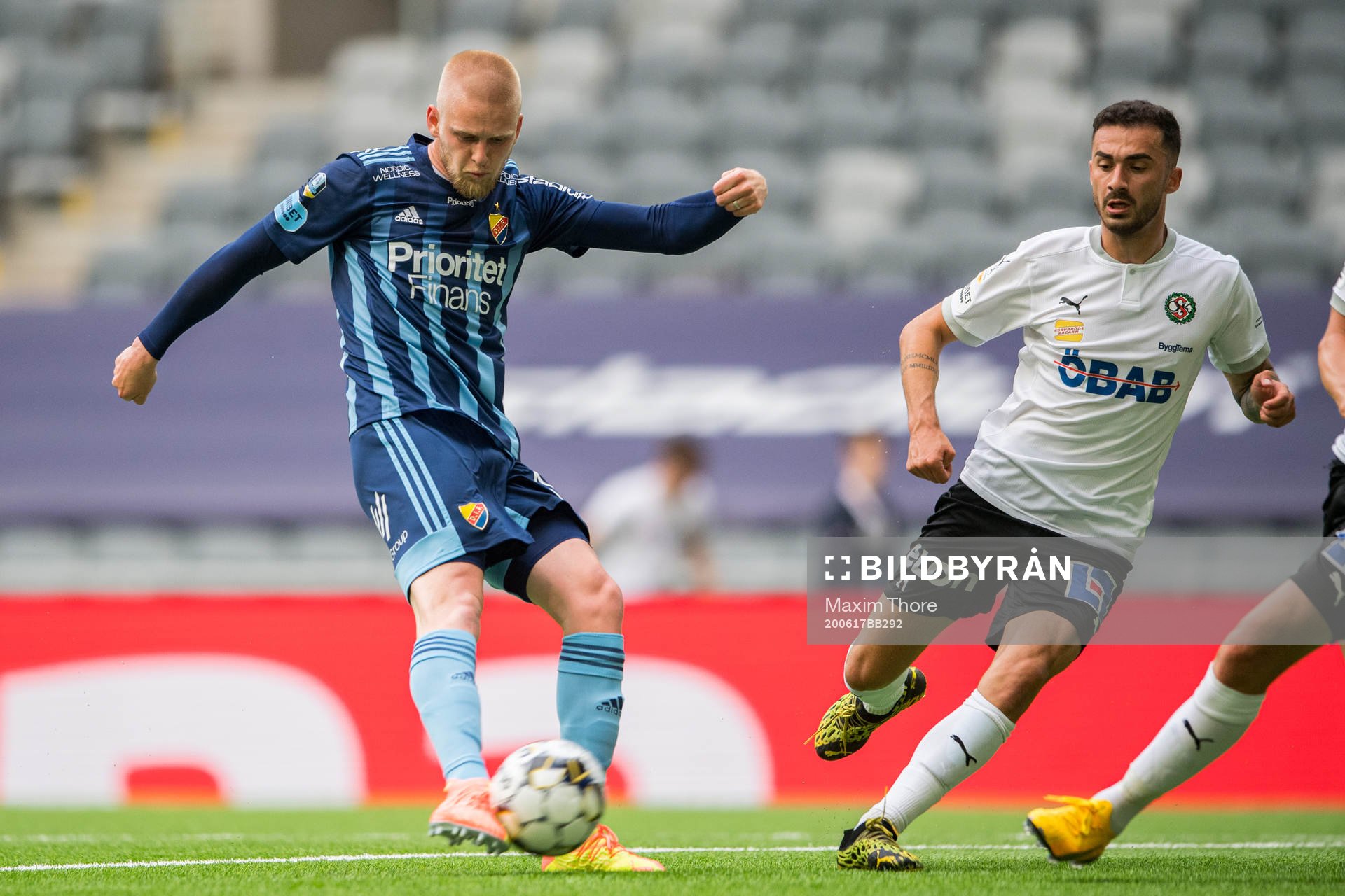 Djurgårdens Kalle Holmberg testar skott