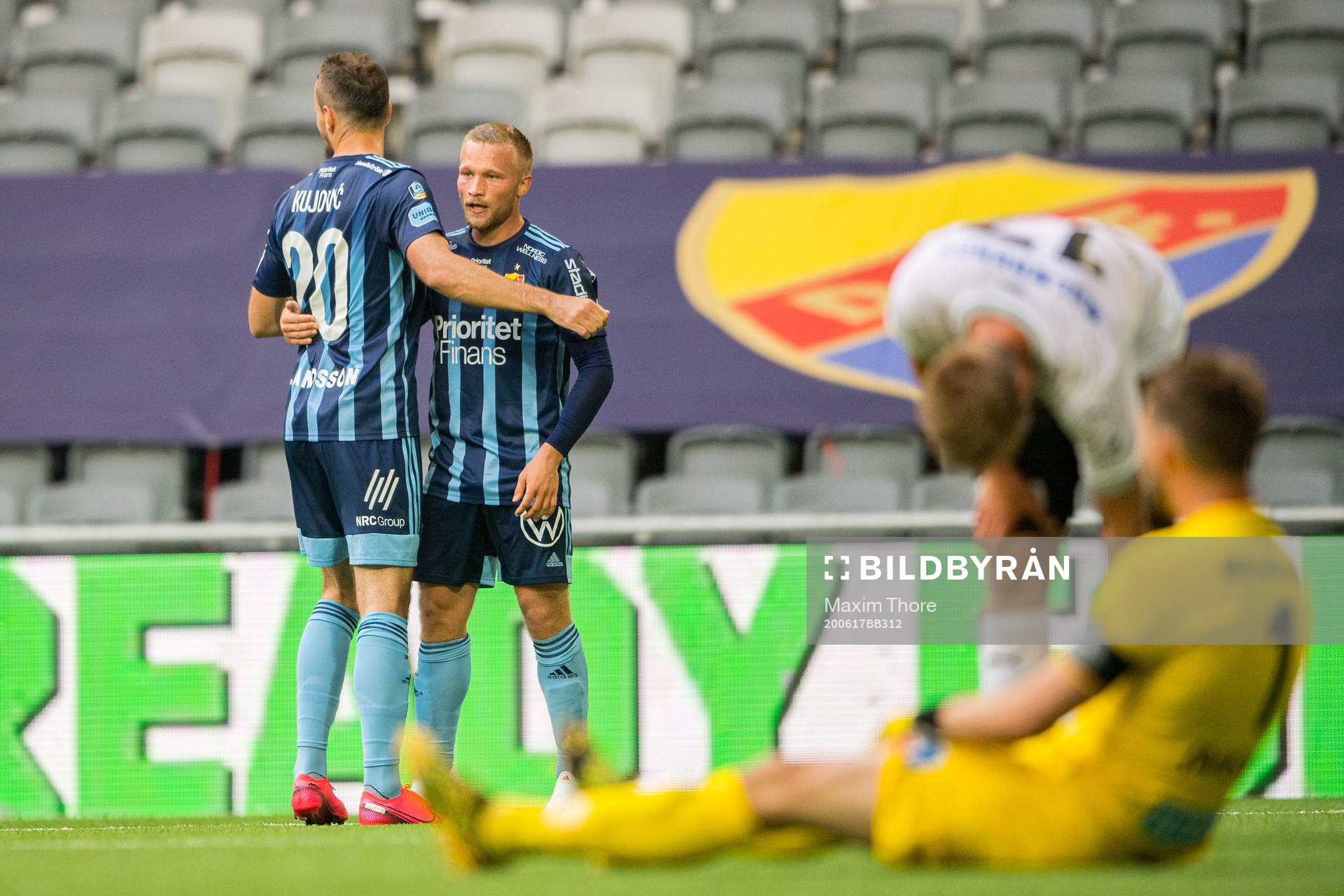 Djurgårdens Emir Kujovic jublar med Nicklas Bärkroth efter sitt 1-0 mål under fotbollsmatchen i Allsvenskan mellan Djurgården och Örebro den 17 juni 2020 i Stockholm.