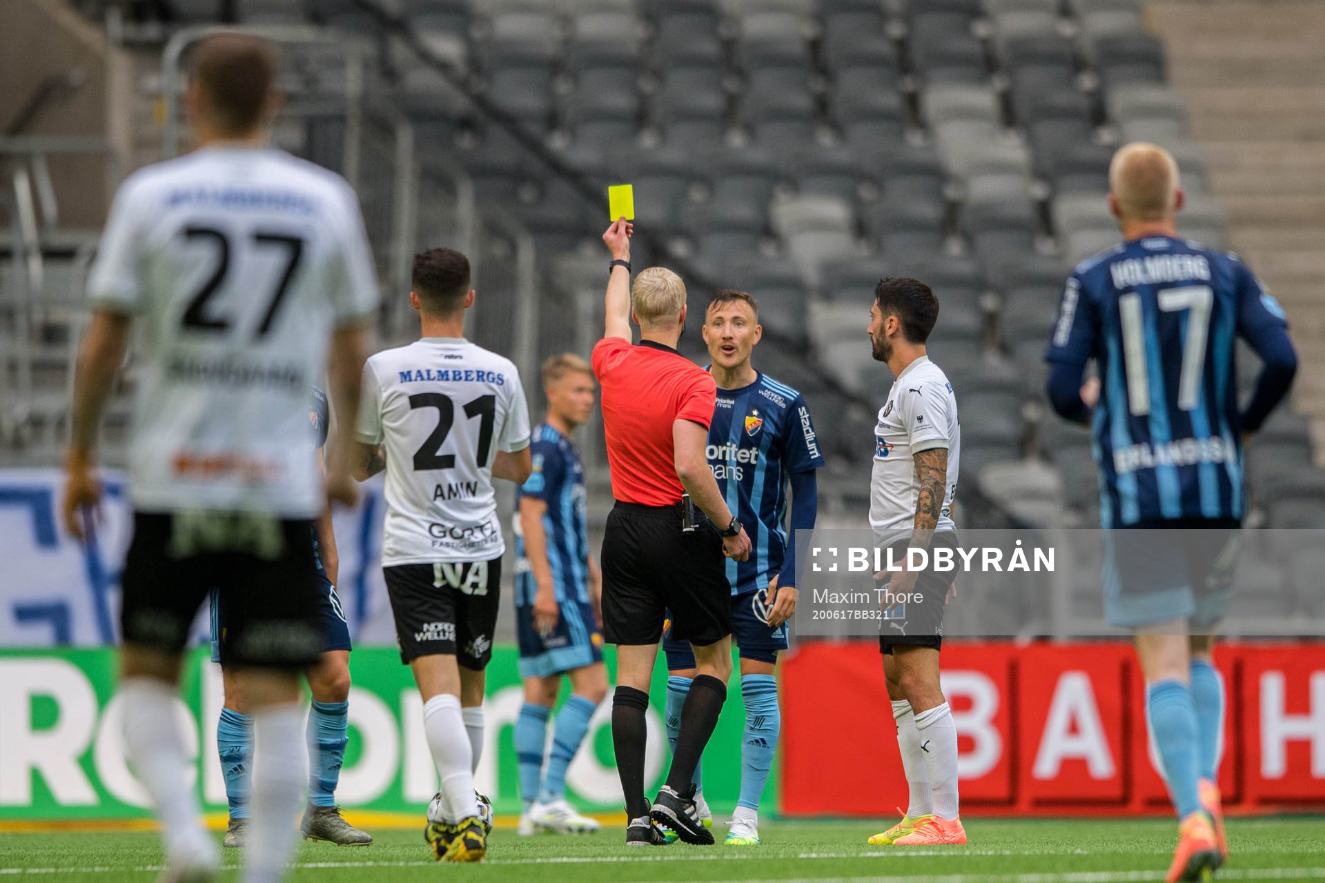 Djurgårdens Fredrik Ulvestad får gult kort av domare Adam