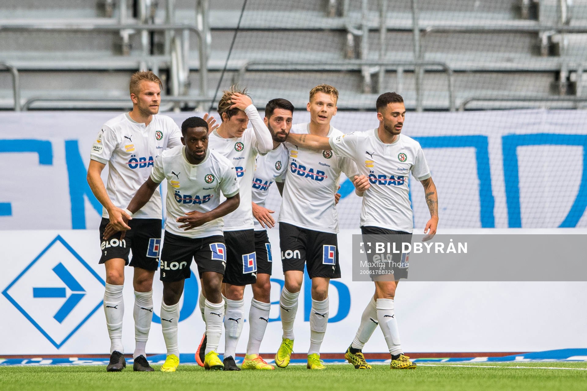 Örebros Nahir Besara jublar med lagkamrater
