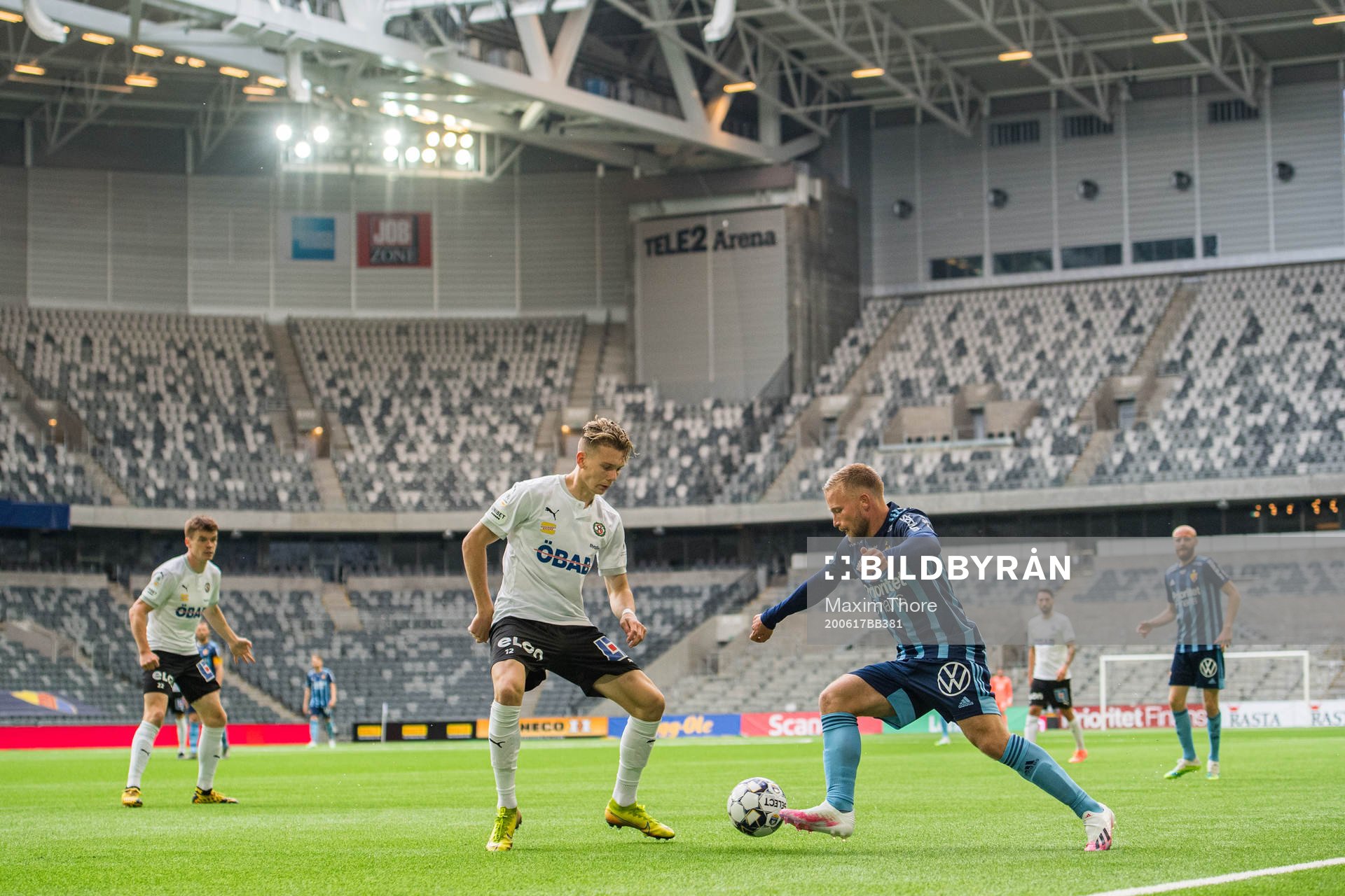 Örebros Jake Larsson och Djurgårdens Nicklas Bärkroth