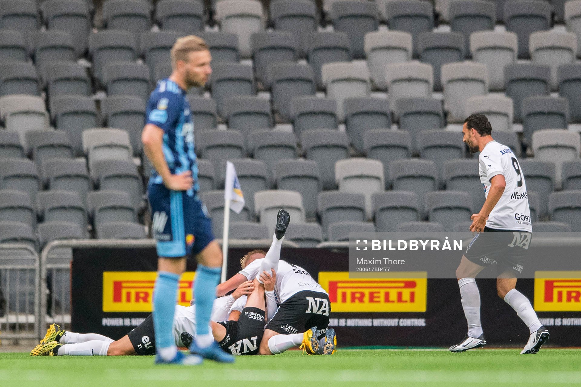 Örebros Robin Book jublar med lagkamrater efter sitt 1-2 mål under fotbollsmatchen i Allsvenskan mellan Djurgården och Örebro den 17 juni 2020 i Stockholm.