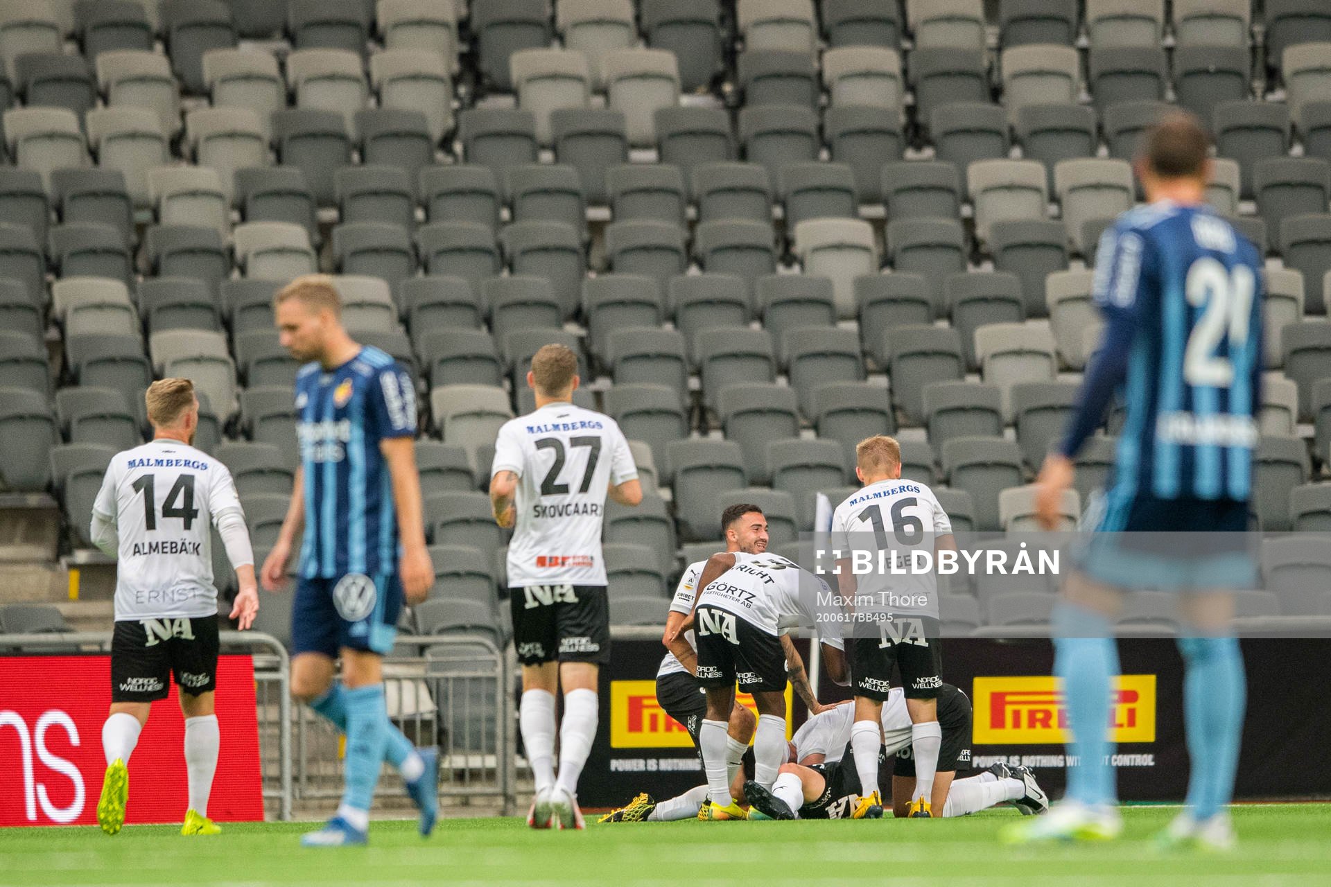 Örebros Robin Book jublar med lagkamrater efter sitt 1-2 mål under fotbollsmatchen i Allsvenskan mellan Djurgården och Örebro den 17 juni 2020 i Stockholm.