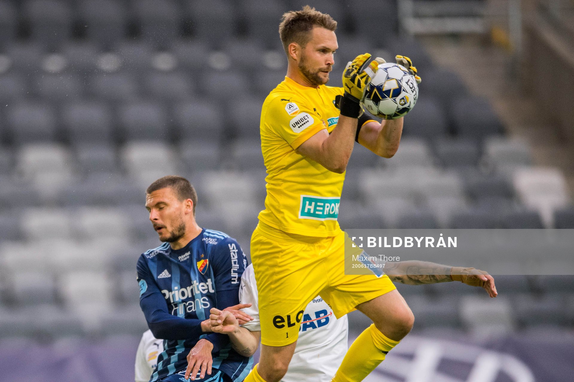Djurgårdens Erik Berg och Örebros målvakt Oscar Jansson