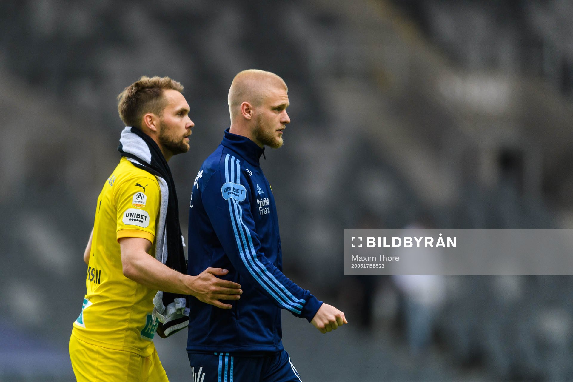 Örebros målvakt Oscar Jansson och Djurgårdens Kalle Holmberg efter fotbollsmatchen i Allsvenskan mellan Djurgården och Örebro den 17 juni 2020 i Stockholm.
