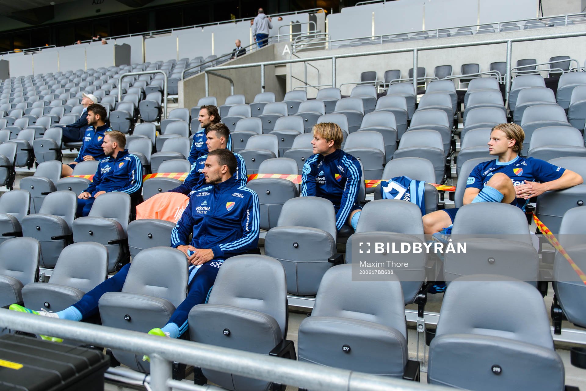 Djurgårdens Erik Berg med lagkamrater på läktaren