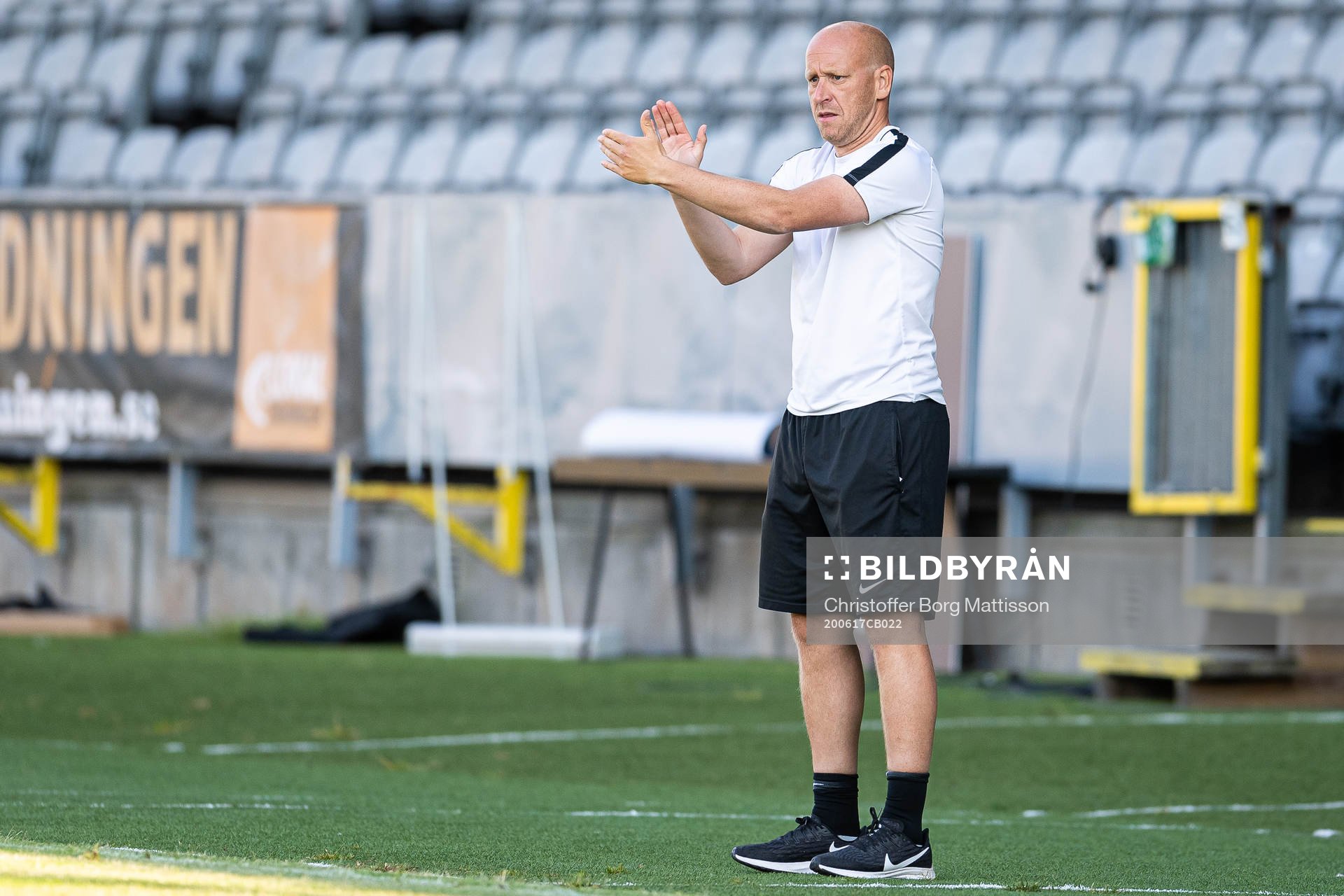 Landskronas tränare Billy Magnusson jublar under fotbollsmatchen i Division 1 södra mellan Landskrona och Eskilsminne den 17 juni 2020 i Landskrona.
