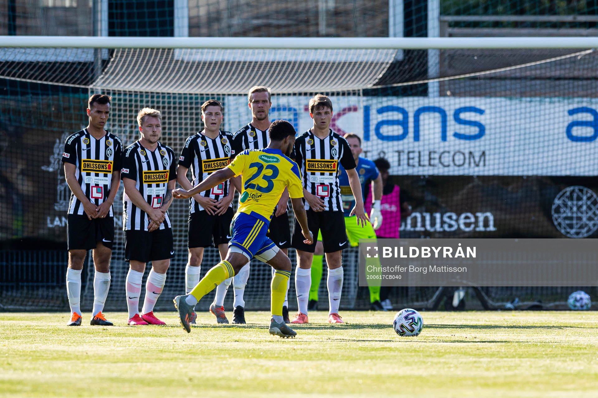 Eskilsminnes Yonathan Getachew med en frispark
