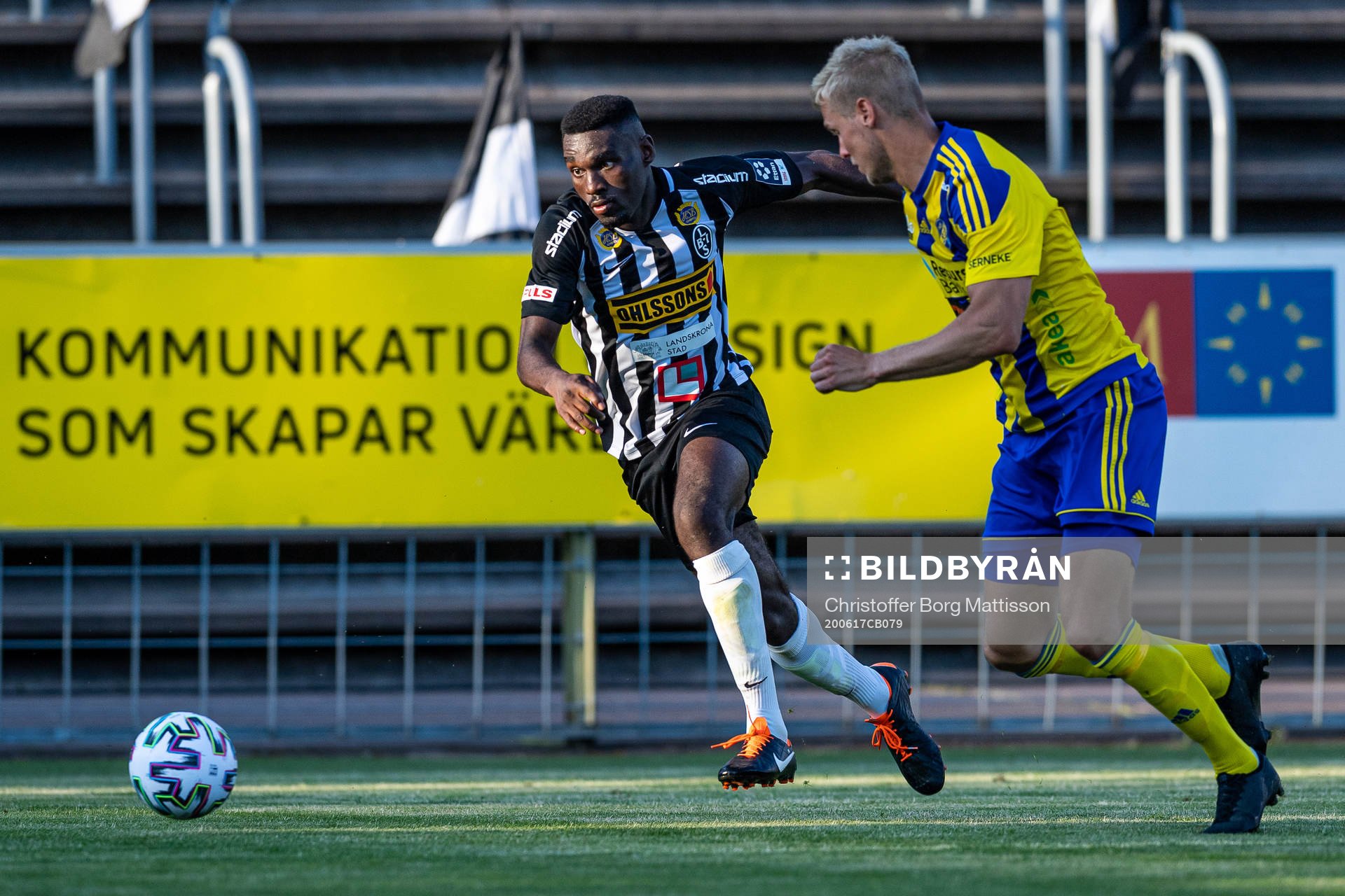 Landskronas Patrick Nwadike och Eskilsminnes Jonatan Persson