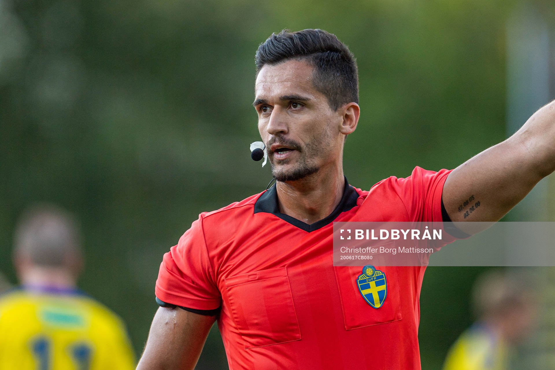 Domare Fikret Buqa under fotbollsmatchen i Division 1 södra mellan Landskrona och Eskilsminne den 17 juni 2020 i Landskrona.