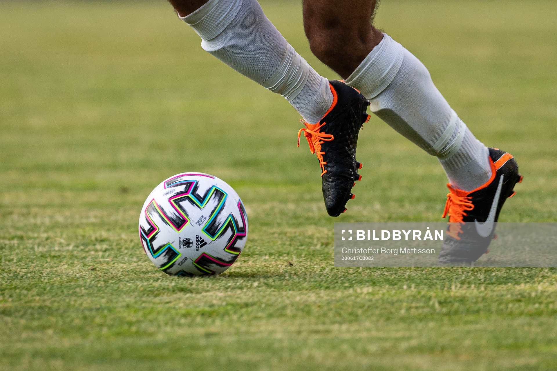 En fotbollsspelare springer med bollen