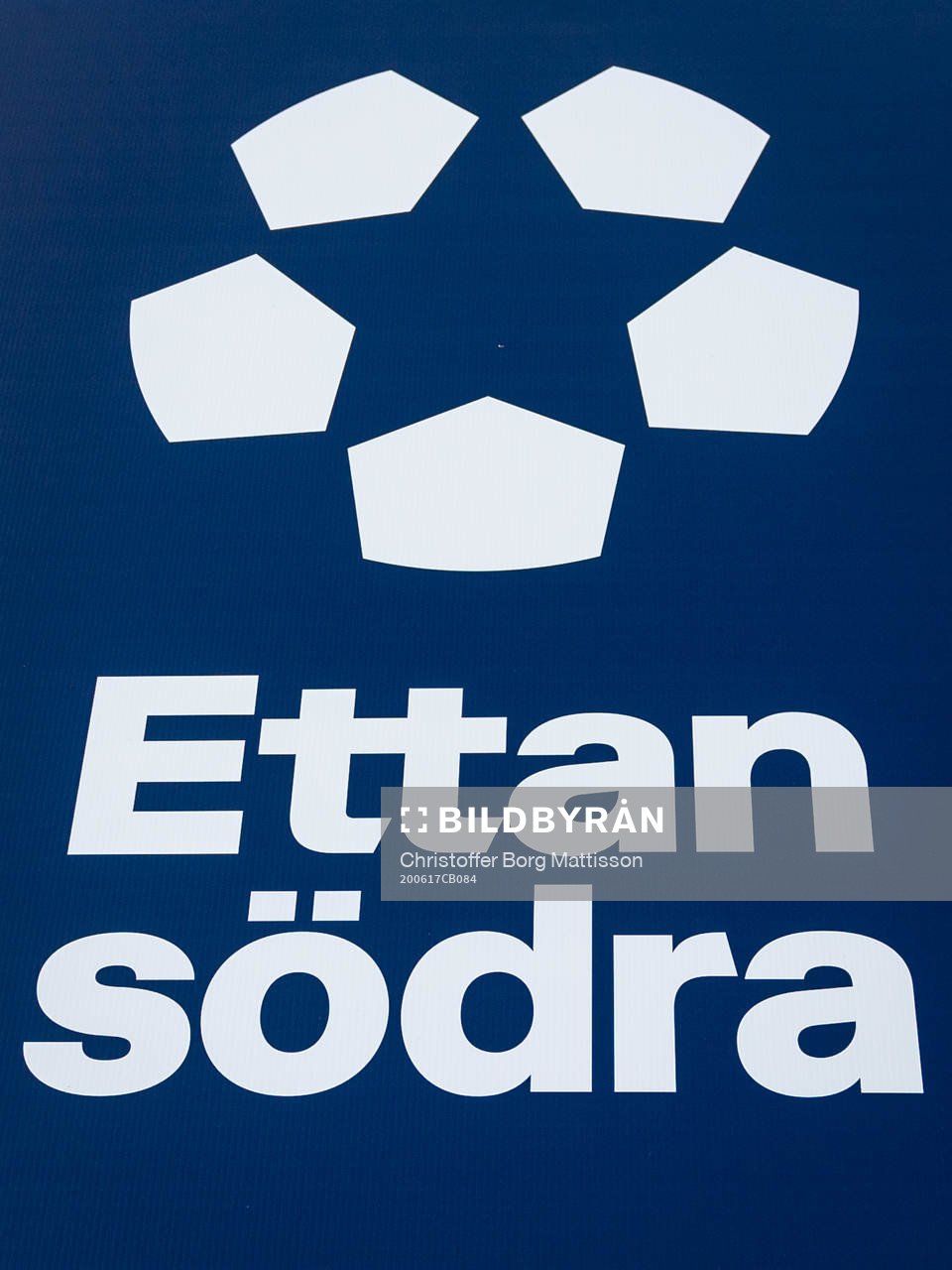 Skylt med Ettan Södras märke på