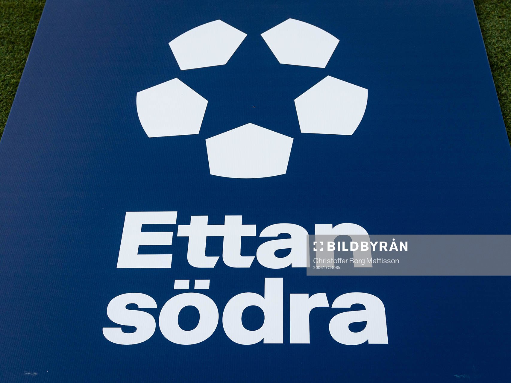 Skylt med Ettan Södras märke på