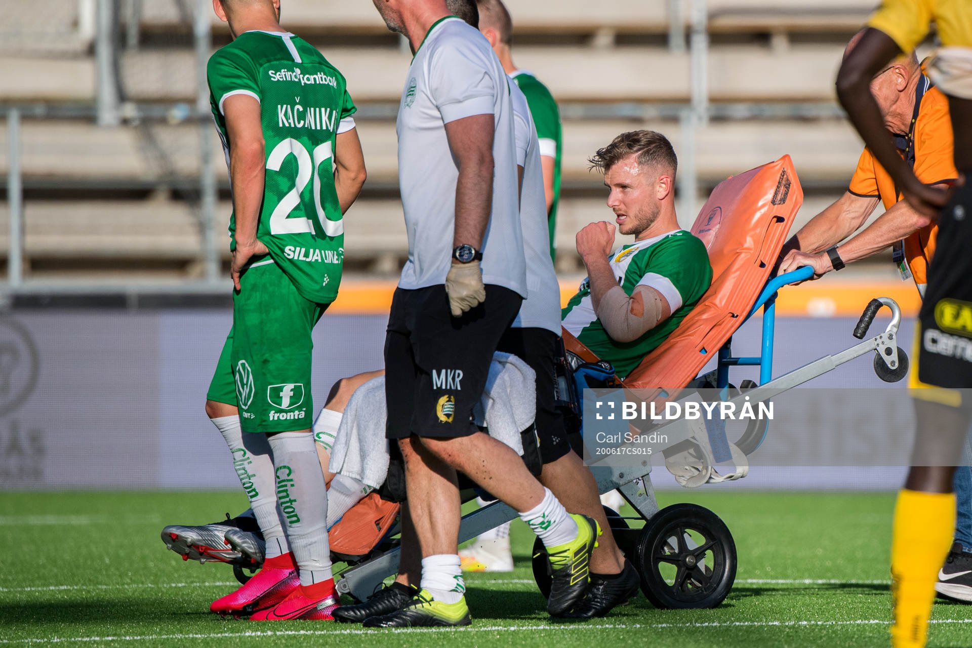 Hammarbys Richard Magyar lämnar skadad på bår