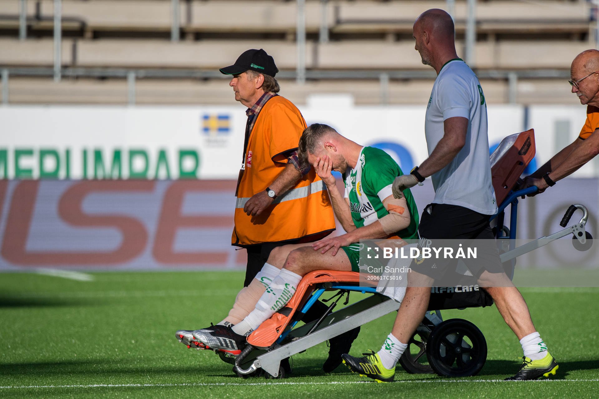 Hammarbys Richard Magyar lämnar skadad på bår