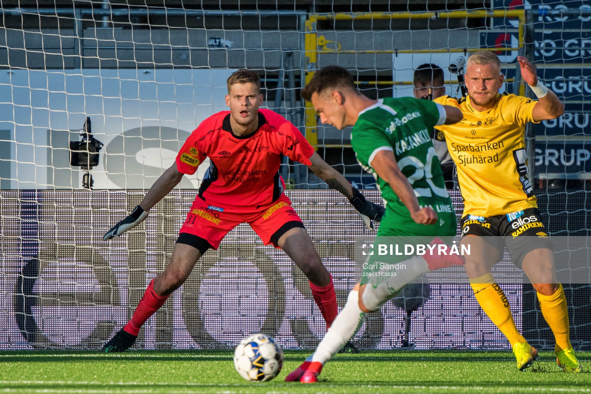 Elfsborgs målvakt Tim Rönning ser Hammarbys Alexander