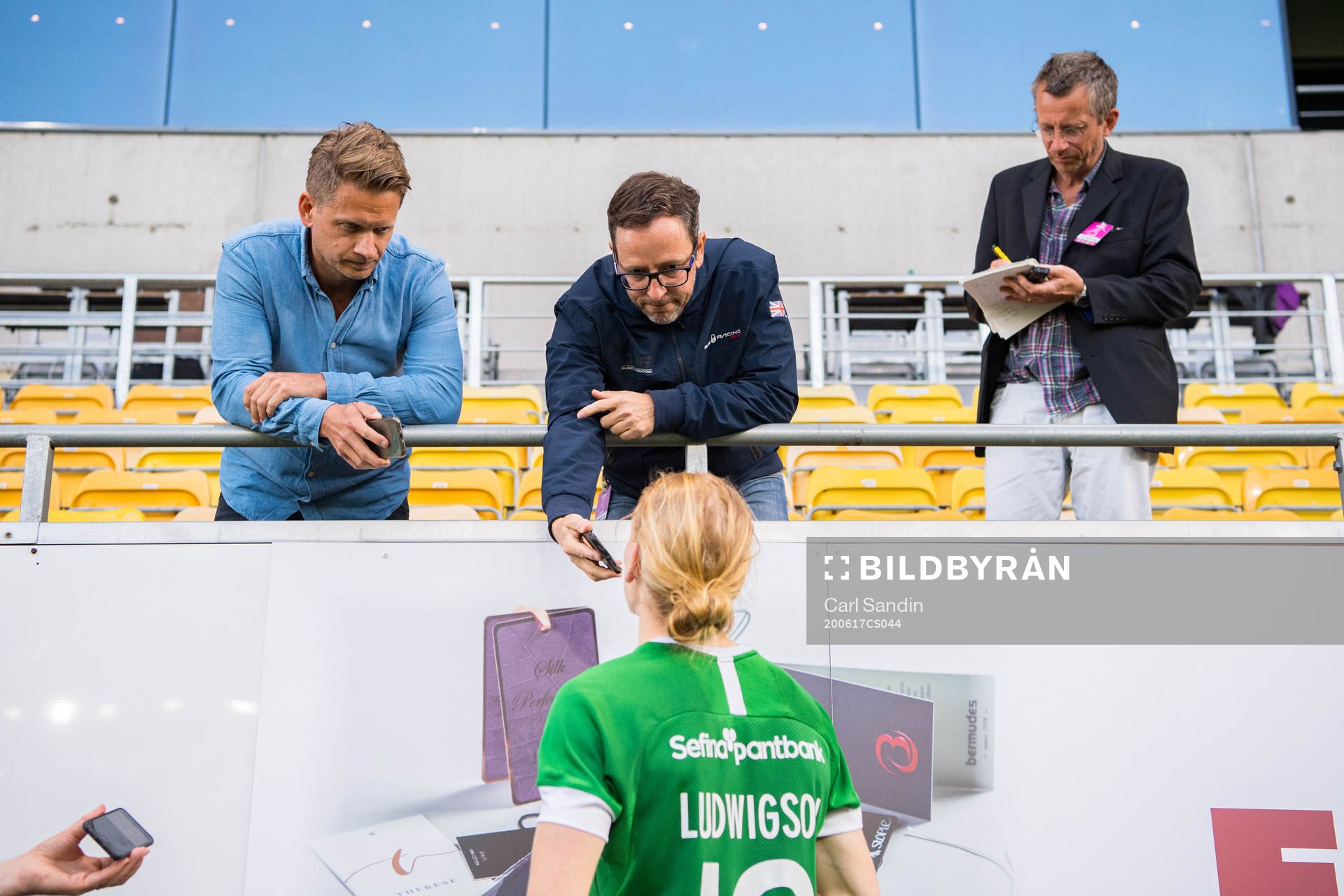 Hammarbys Gustav Ludwigson intervjuas av Expressens Markus Wulcan, Aftonbladets Michael Wagner och Dagens Nyheters Jens Littorin efter fotbollsmatchen i Allsvenskan mellan Elfsborg och Hammarby den 17 juni 2020 i Borås.