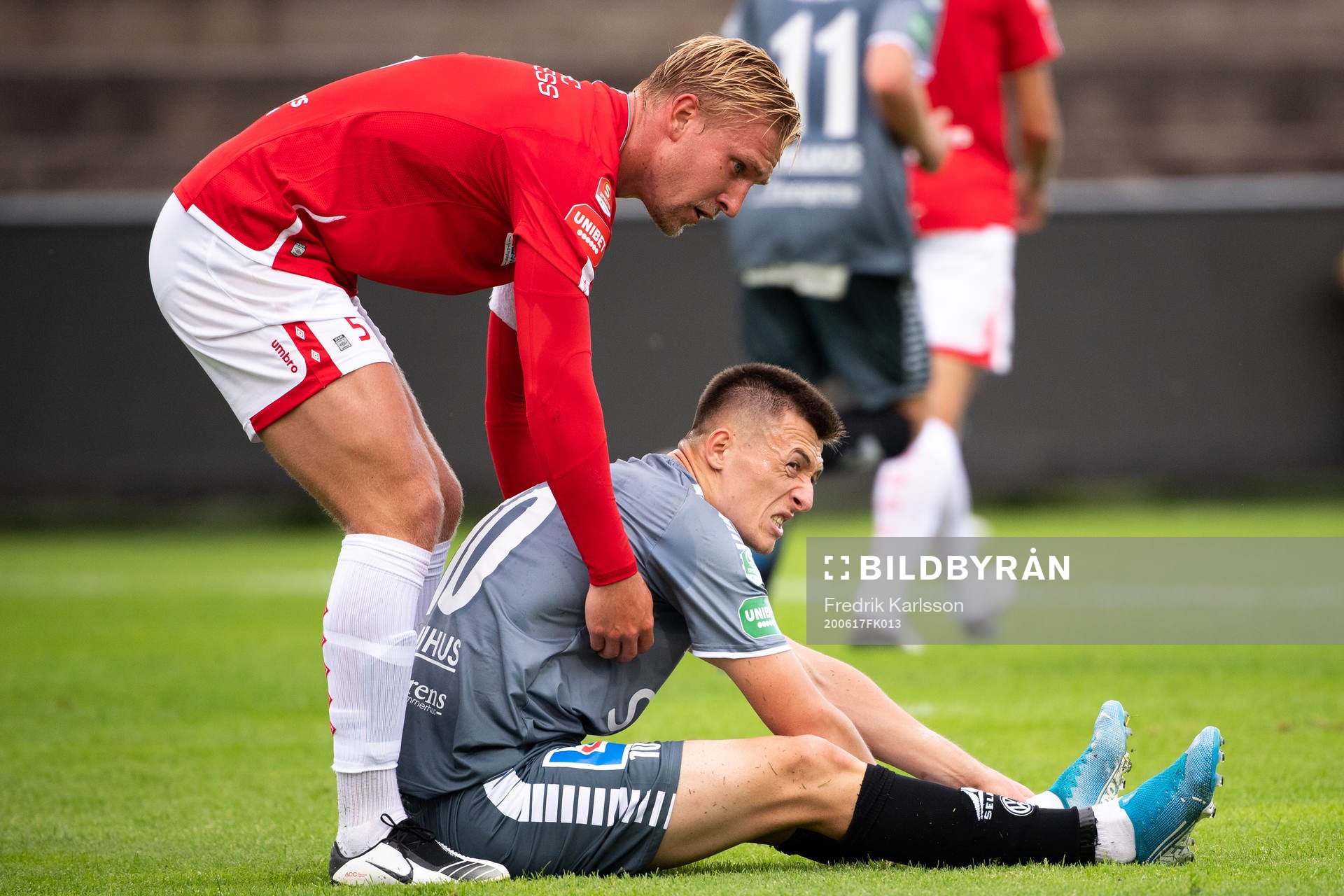 Degerfors Oliver Ekroth hjälper Brages Leonard Pllana upp