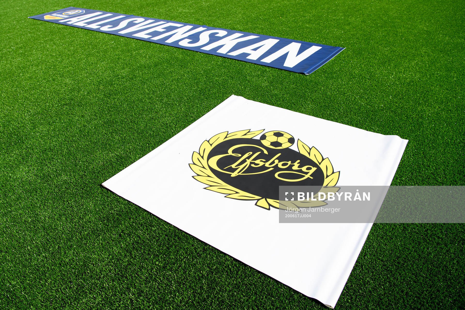 Elfsborg klubbmärke och Allsvanskan logga på konstgräset