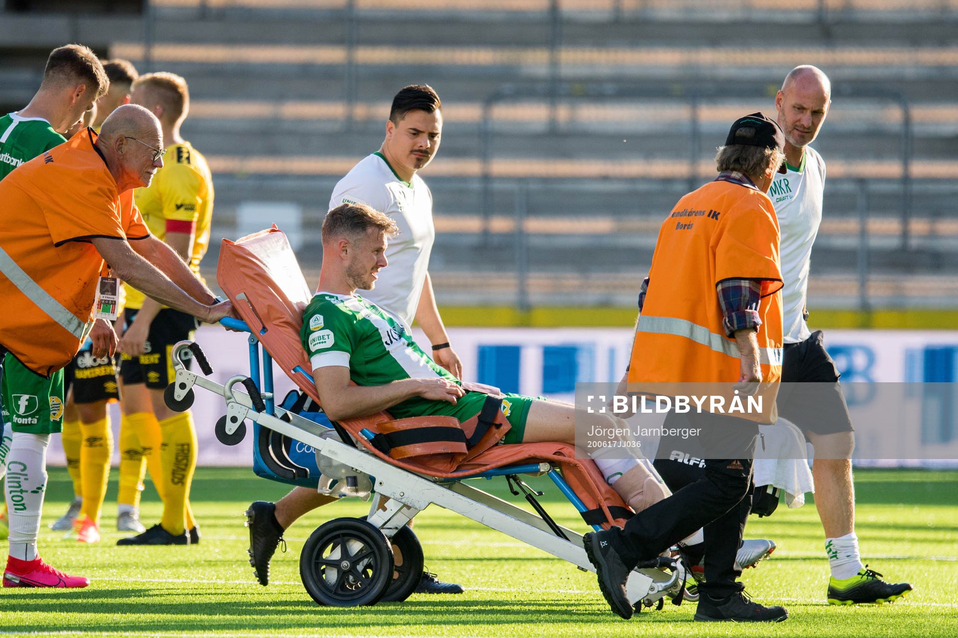 Hammarbys Richard Magyar lämnar planen skadad på bår
