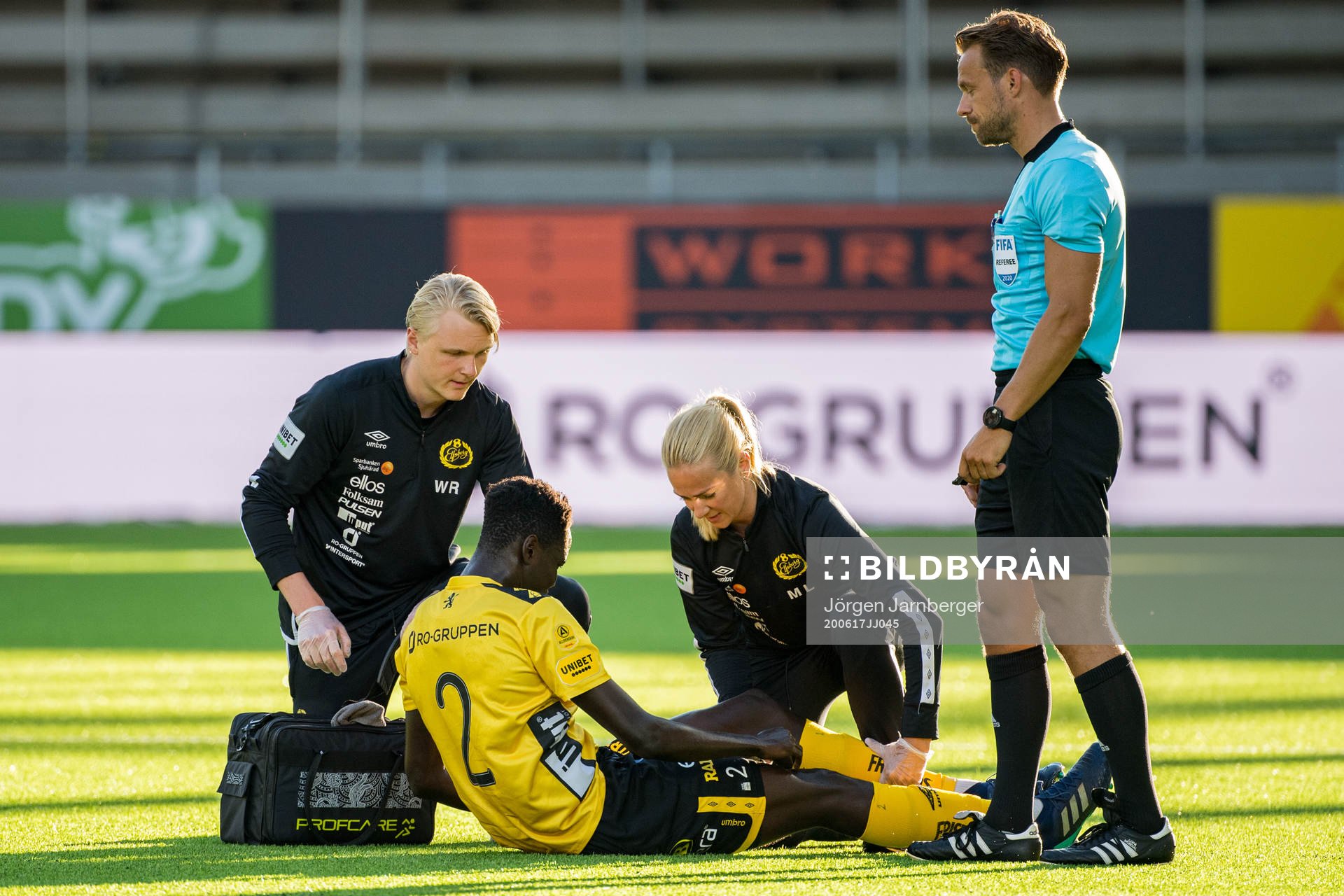 Elfsborgs Joseph Okumu får vård av medicinsk koordinator