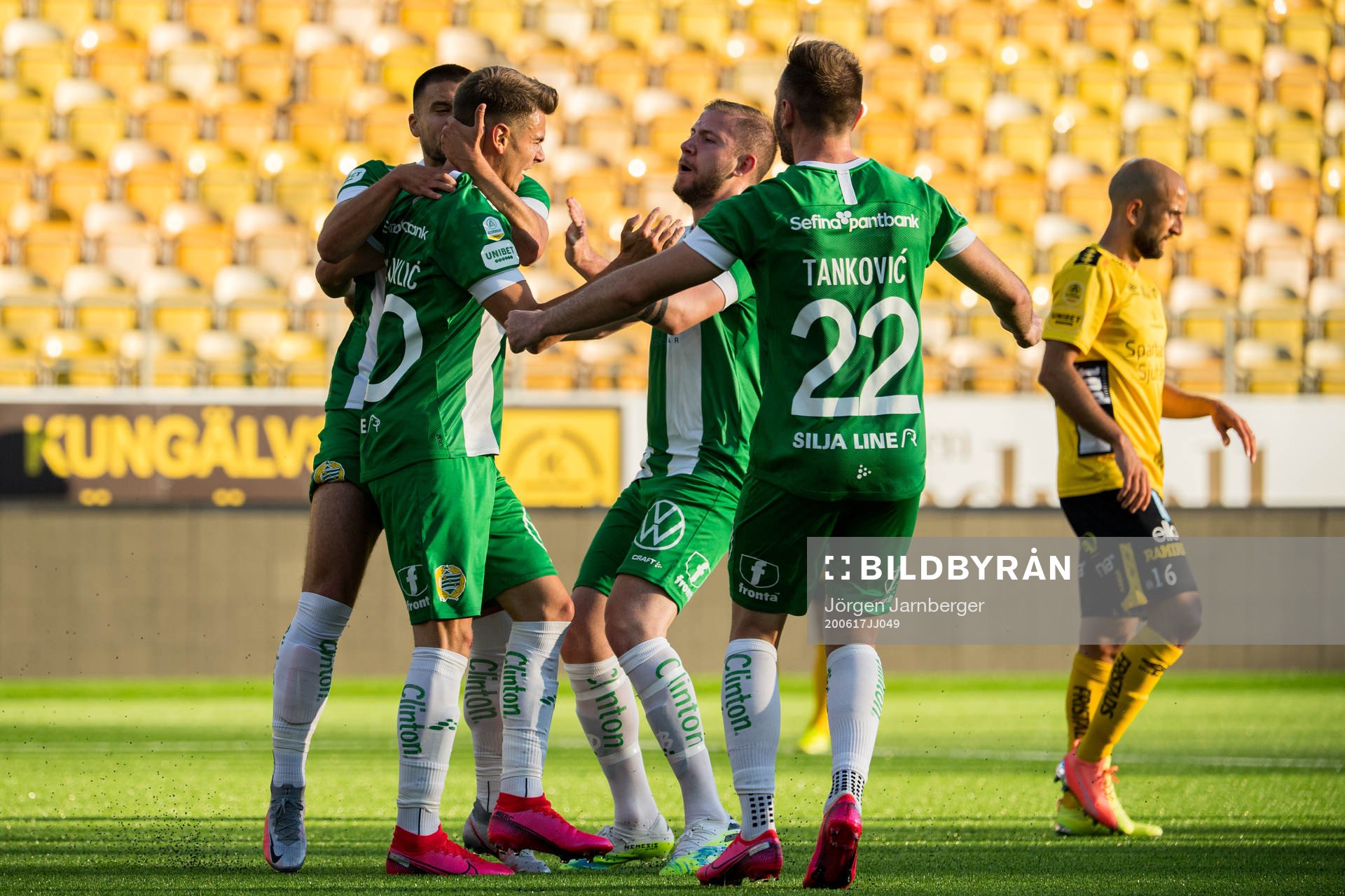 Hammarbys Alexander Kacaniklic jublar med lagkamrater