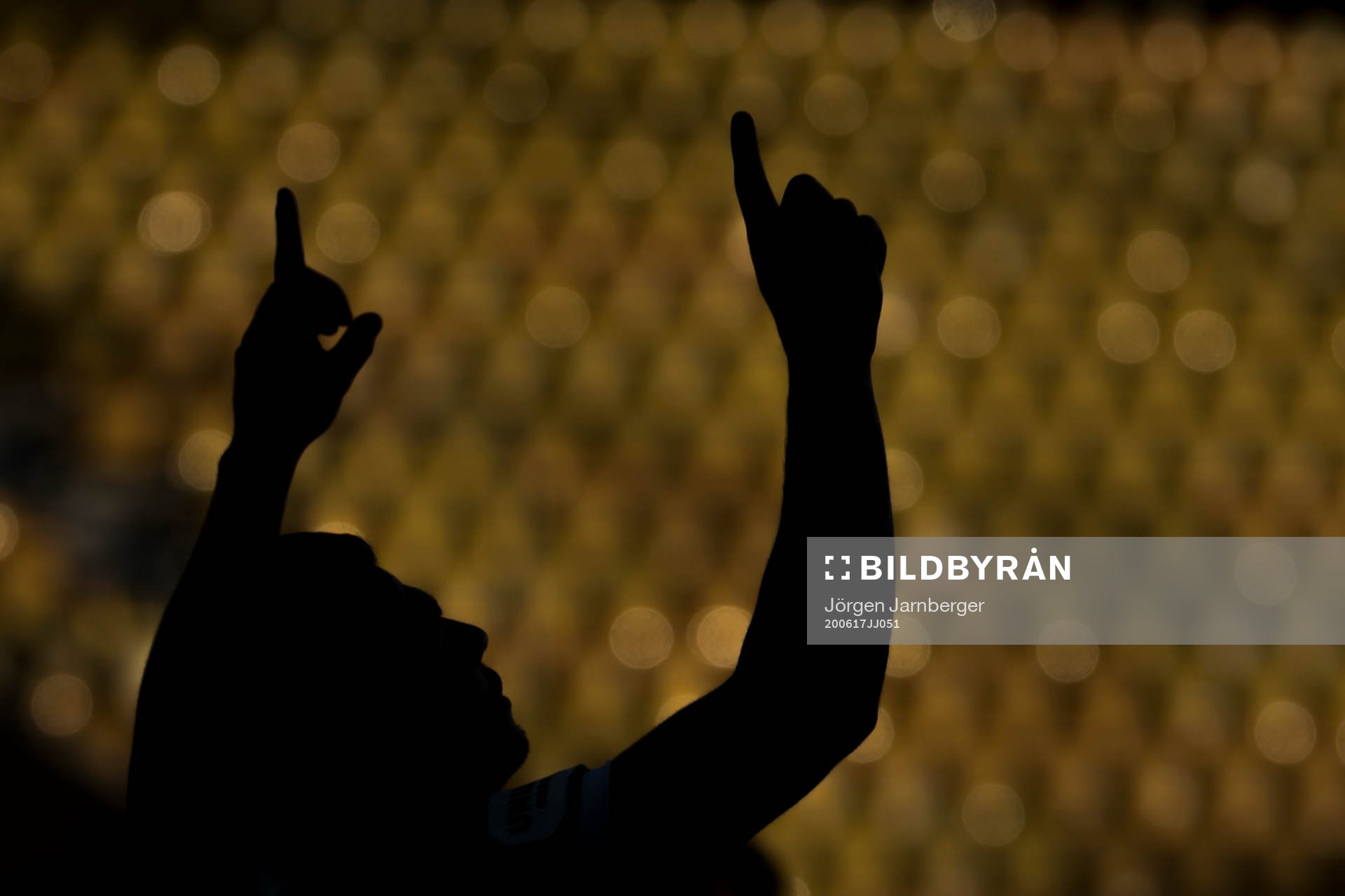 Hammarbys Paulinho i siluett jublar