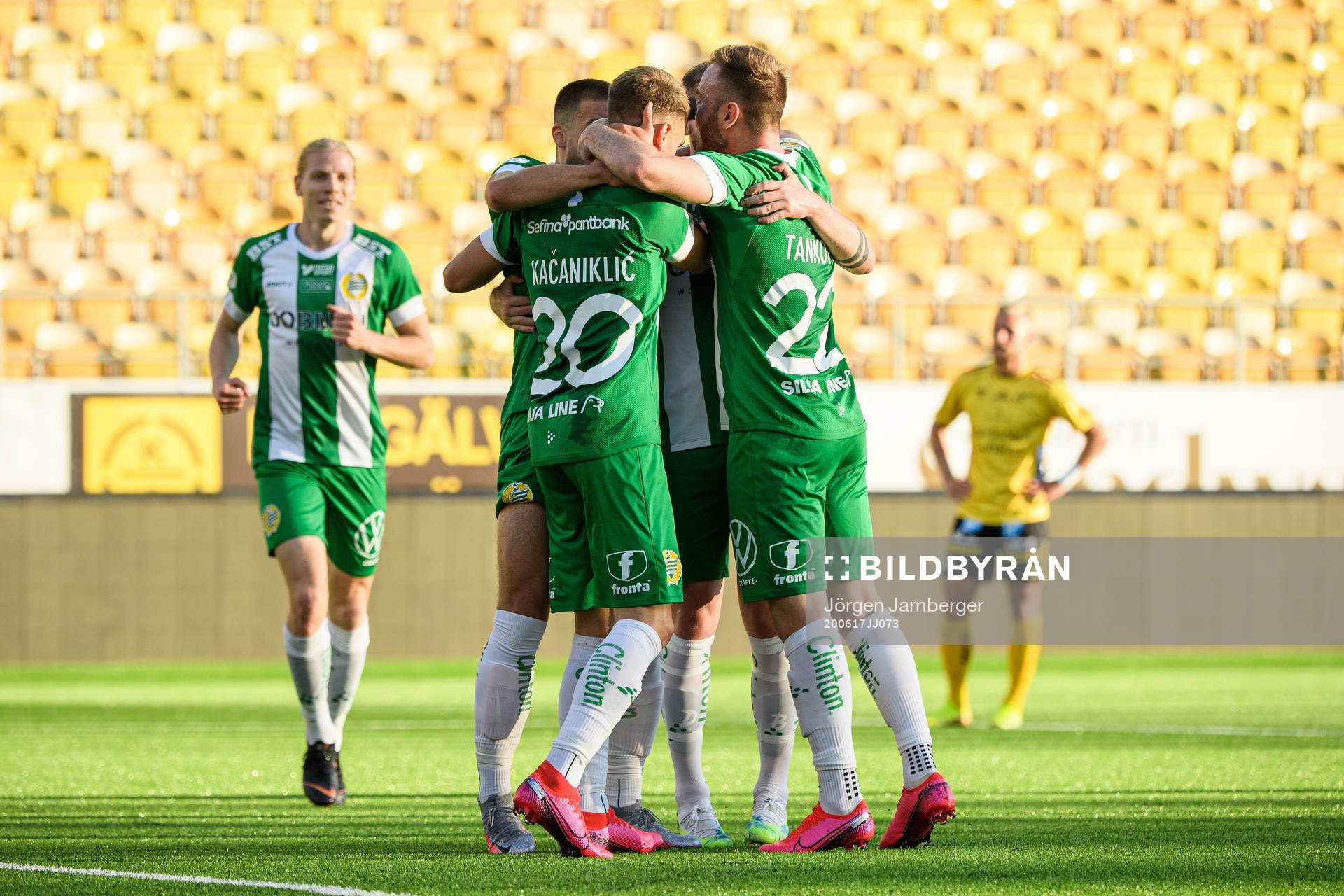 Hammarbys Alexander Kacaniklic kramas om av lagkamraterna