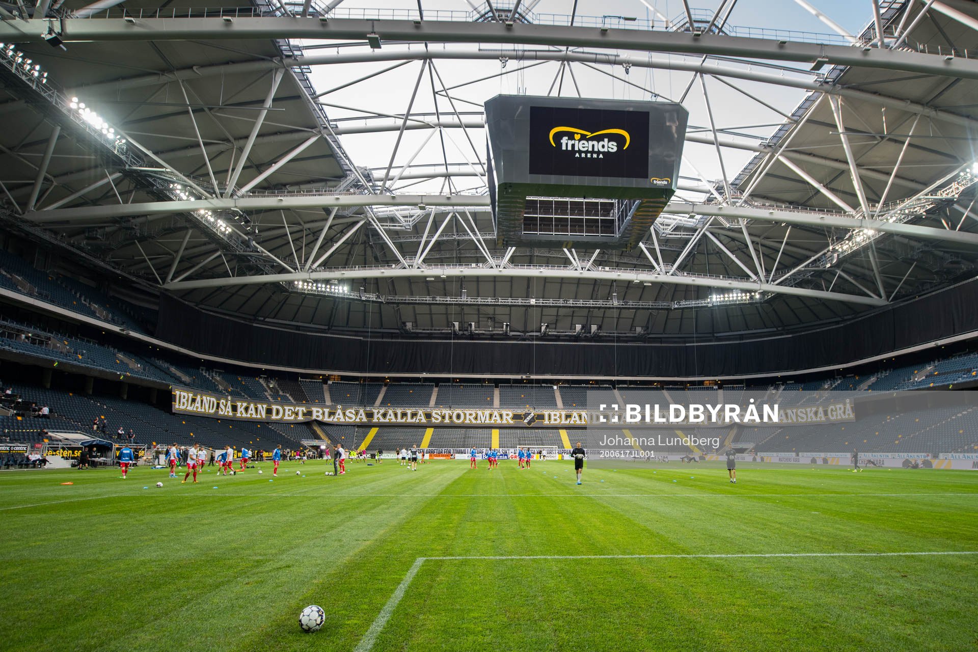 s supportrar har hänt upp en banderoll på Friends Arena